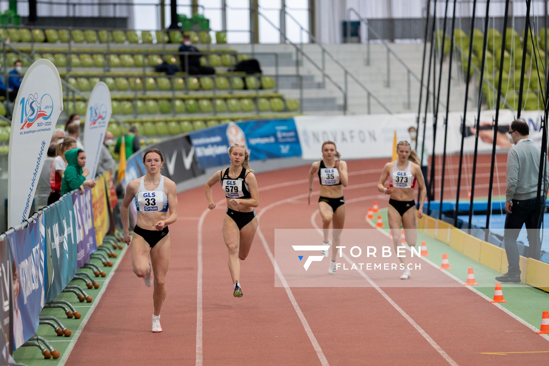 Helen Baumgarten (SR Yburg Steinbach), Carolin Schlung (SSC Bad Sooden-Allendorf), Anna Becker (LG Stadtwerke Muenchen), Cora Kunze (Dresdner SC 1898) ueber 200m am 20.02.2022 waehrend der Deutschen Jugend-Hallenmeisterschaften U20 im Glaspalast in Sindelfingen