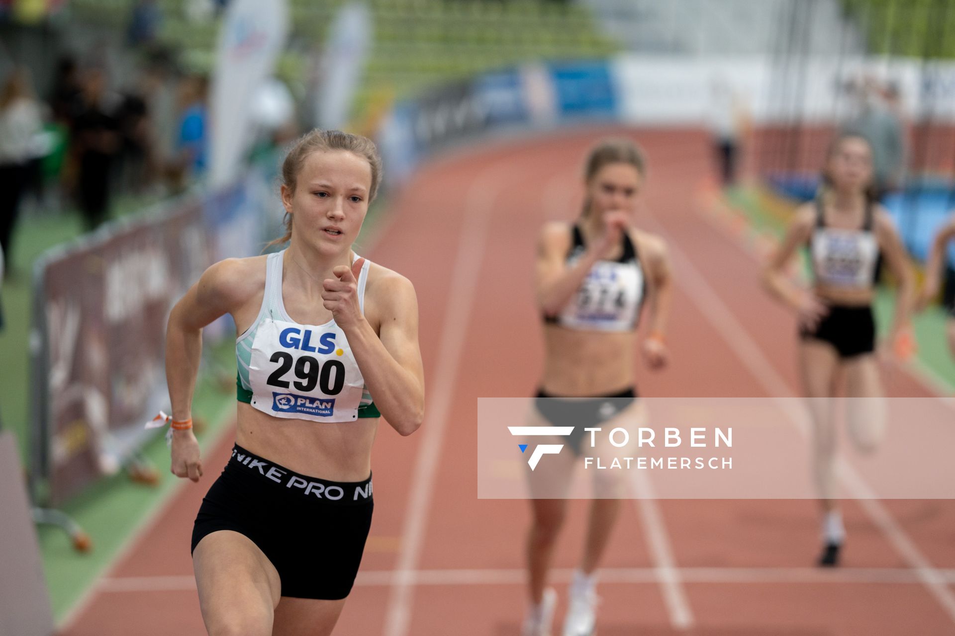 Nele Jaworski (VfL Wolfsburg) im 200m Vorlauf am 20.02.2022 waehrend der Deutschen Jugend-Hallenmeisterschaften U20 im Glaspalast in Sindelfingen