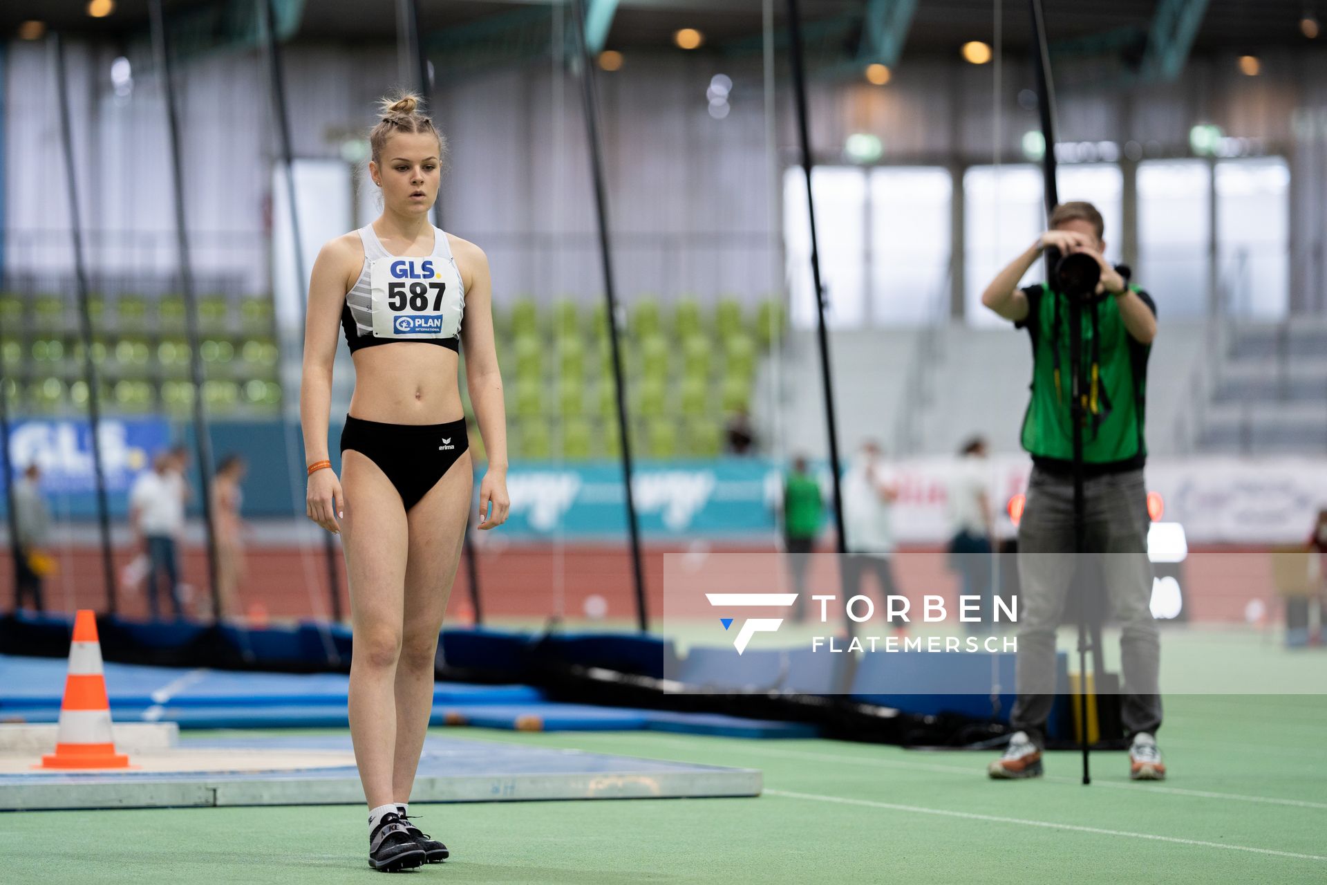 Anna-Sophie Schmitt (SV GO! Saar 05) im Hochsprung am 20.02.2022 waehrend der Deutschen Jugend-Hallenmeisterschaften U20 im Glaspalast in Sindelfingen