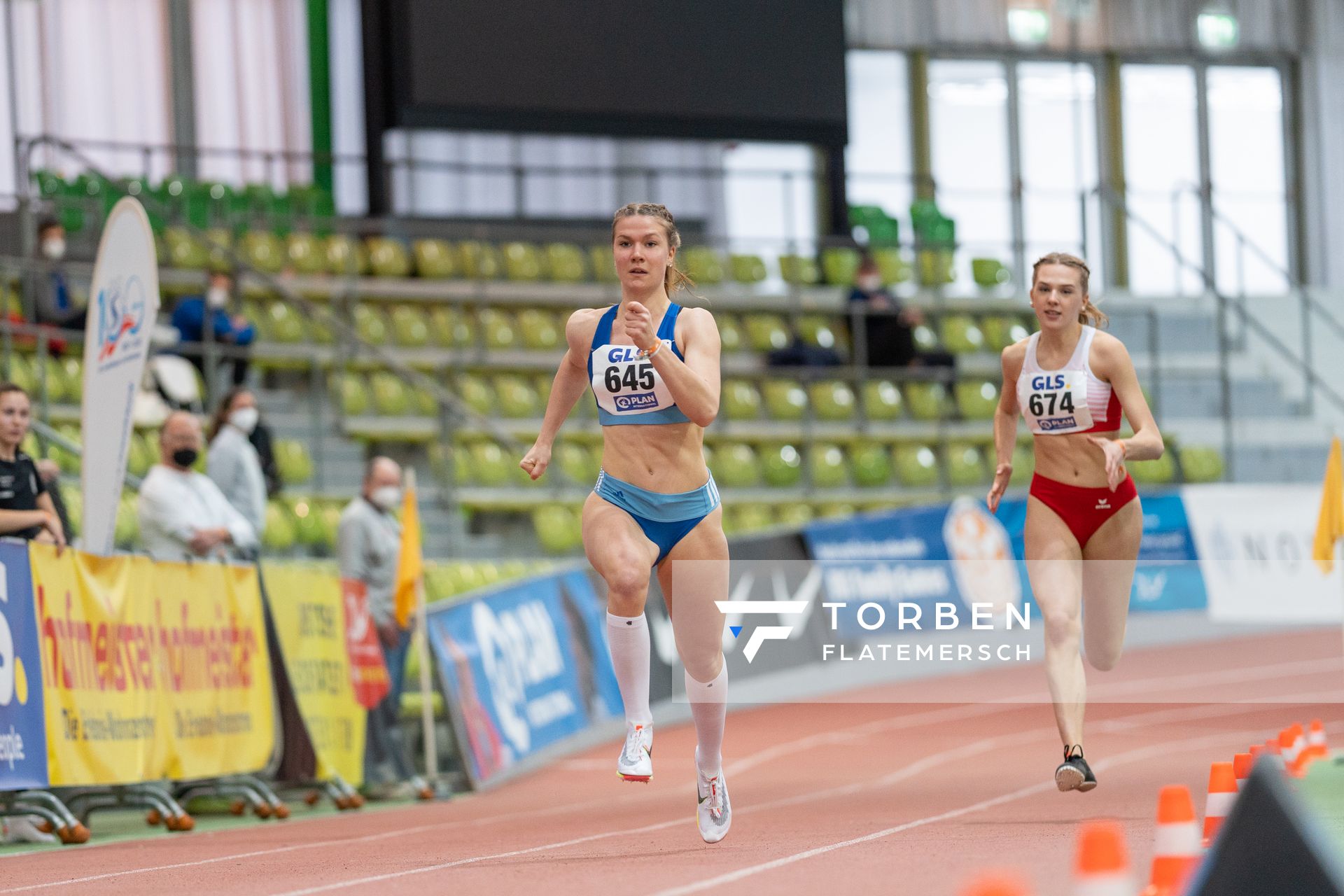 Emmy Lisanne Steinbrecher (Rukeli Trollmann e. V.) im 200m Vorlauf am 20.02.2022 waehrend der Deutschen Jugend-Hallenmeisterschaften U20 im Glaspalast in Sindelfingen