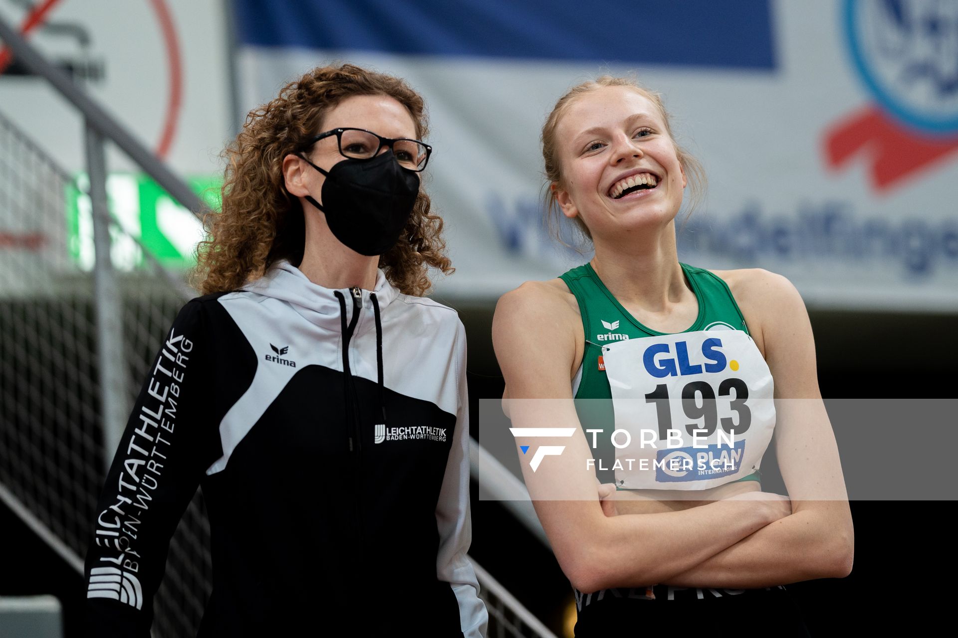 Johanna Goering (SV Salamander Kornwestheim) mit ihrer Trainerin im Hochsprung am 20.02.2022 waehrend der Deutschen Jugend-Hallenmeisterschaften U20 im Glaspalast in Sindelfingen