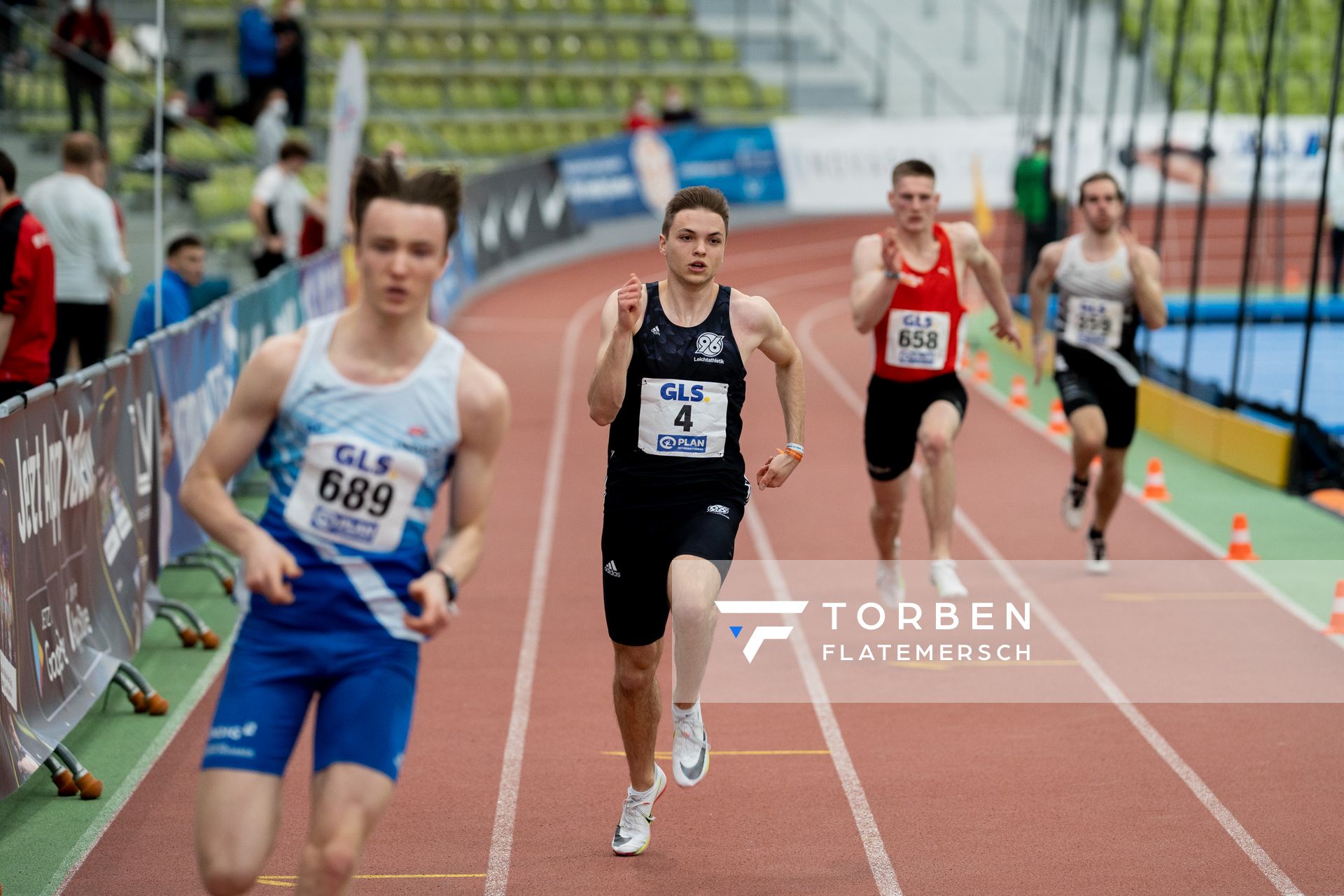 Joel Ahrens (Hannover 96) ueber 200m am 20.02.2022 waehrend der Deutschen Jugend-Hallenmeisterschaften U20 im Glaspalast in Sindelfingen