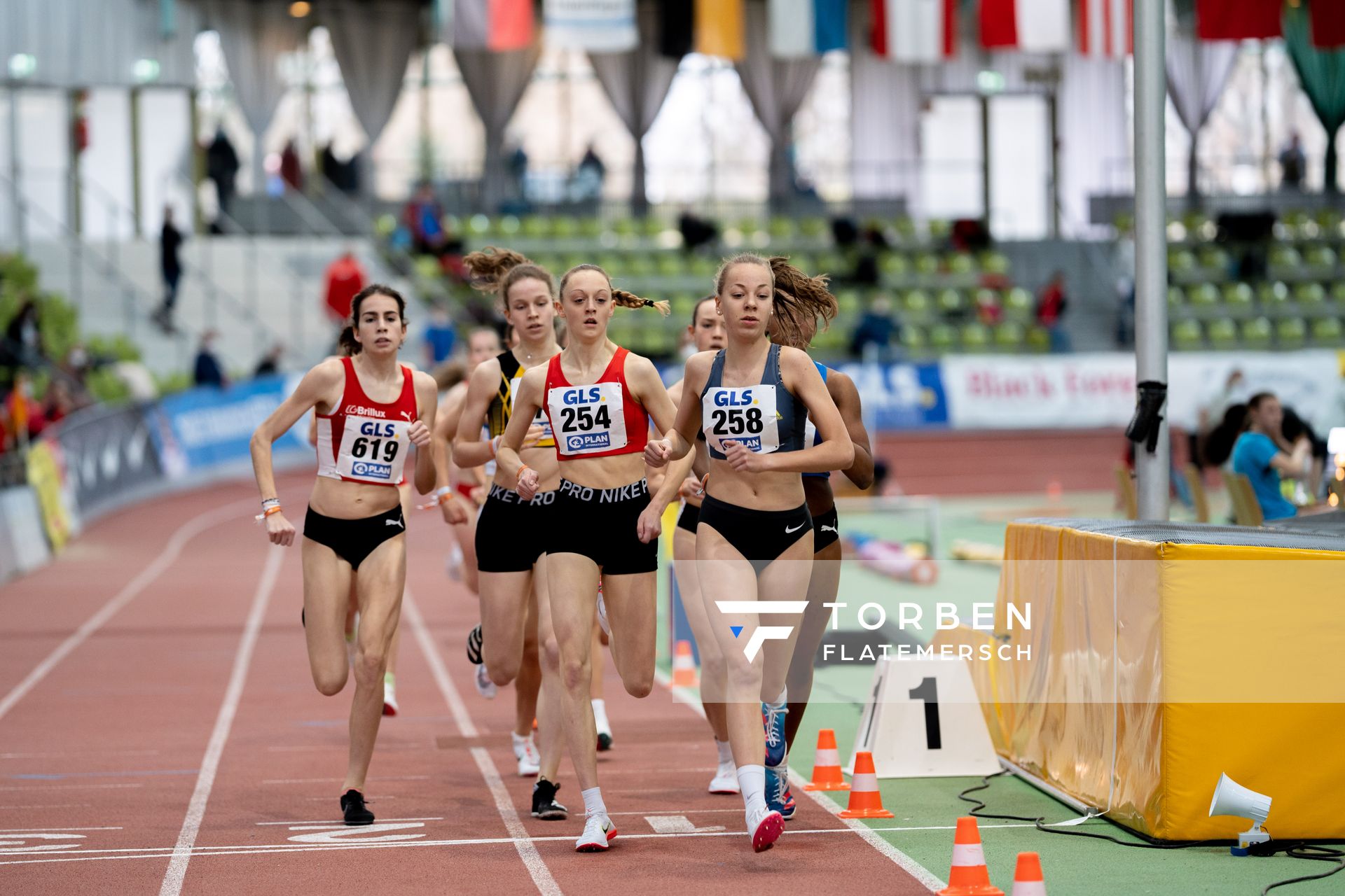 Nele Heymann (TuS Haren) und Carolin Hinrichs (VfL Loeningen) im 1500m Finale am 20.02.2022 waehrend der Deutschen Jugend-Hallenmeisterschaften U20 im Glaspalast in Sindelfingen