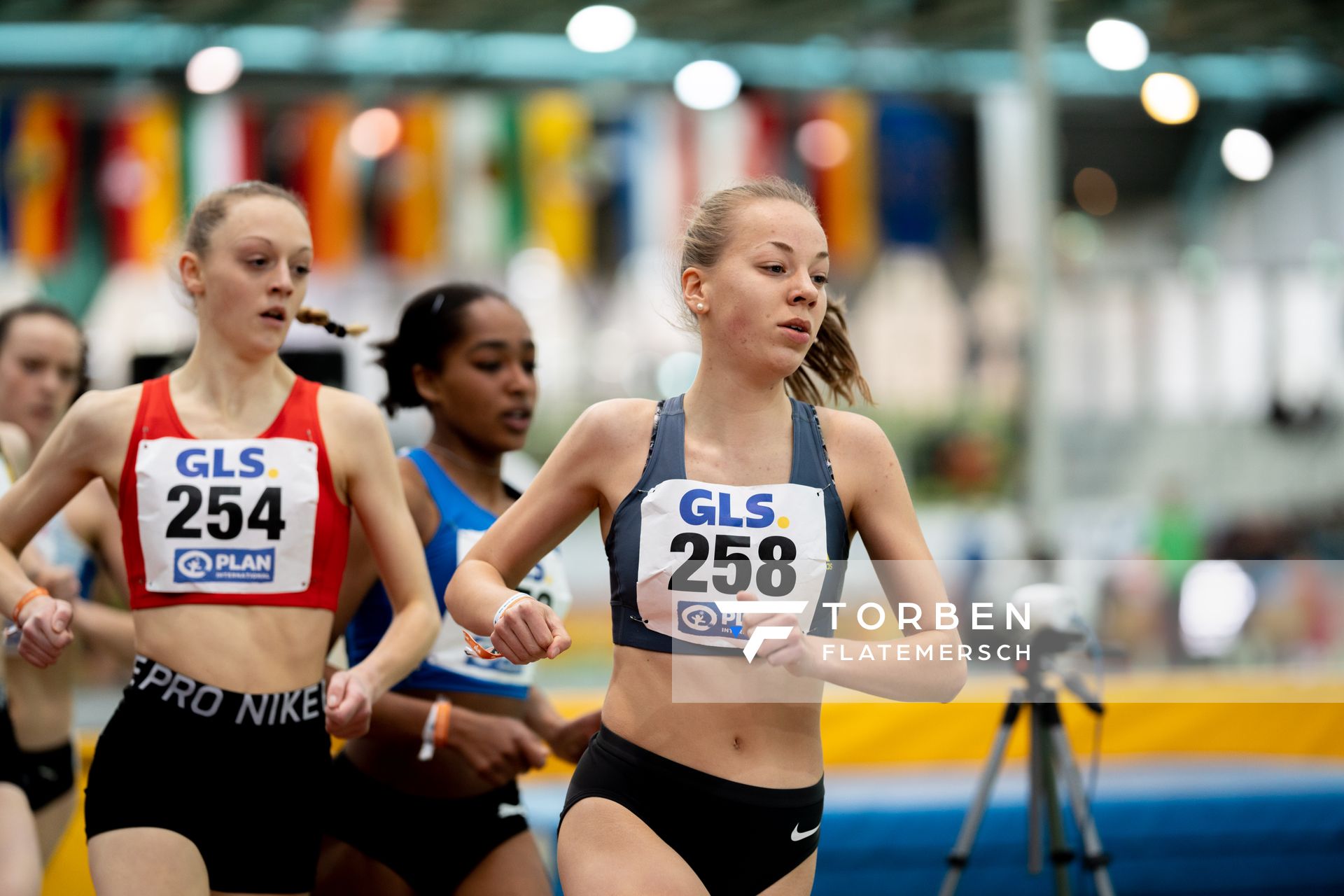 Nele Heymann (TuS Haren) und Carolin Hinrichs (VfL Loeningen) im 1500m Finale am 20.02.2022 waehrend der Deutschen Jugend-Hallenmeisterschaften U20 im Glaspalast in Sindelfingen