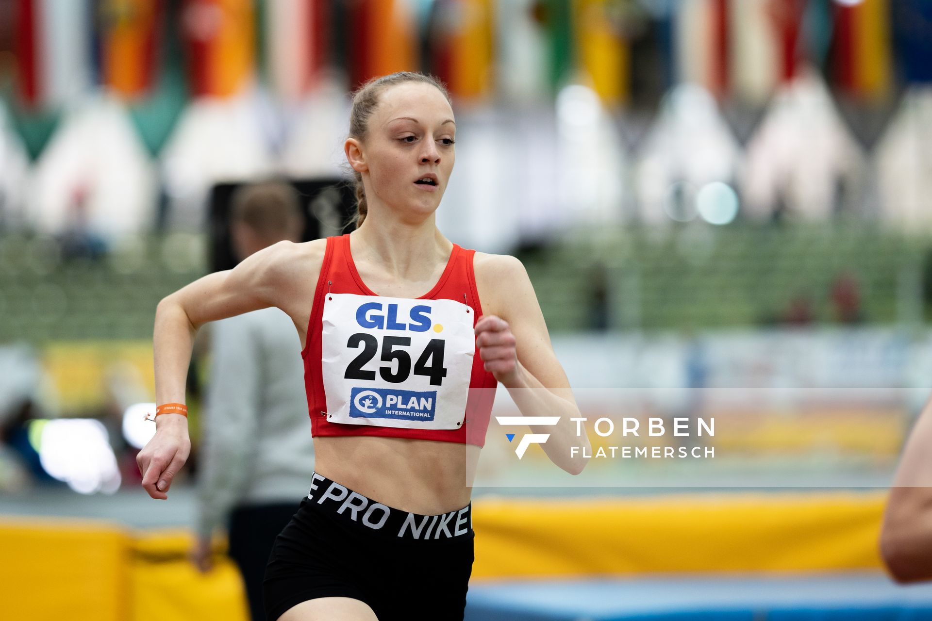 Nele Heymann (TuS Haren) im 1500m Finale am 20.02.2022 waehrend der Deutschen Jugend-Hallenmeisterschaften U20 im Glaspalast in Sindelfingen