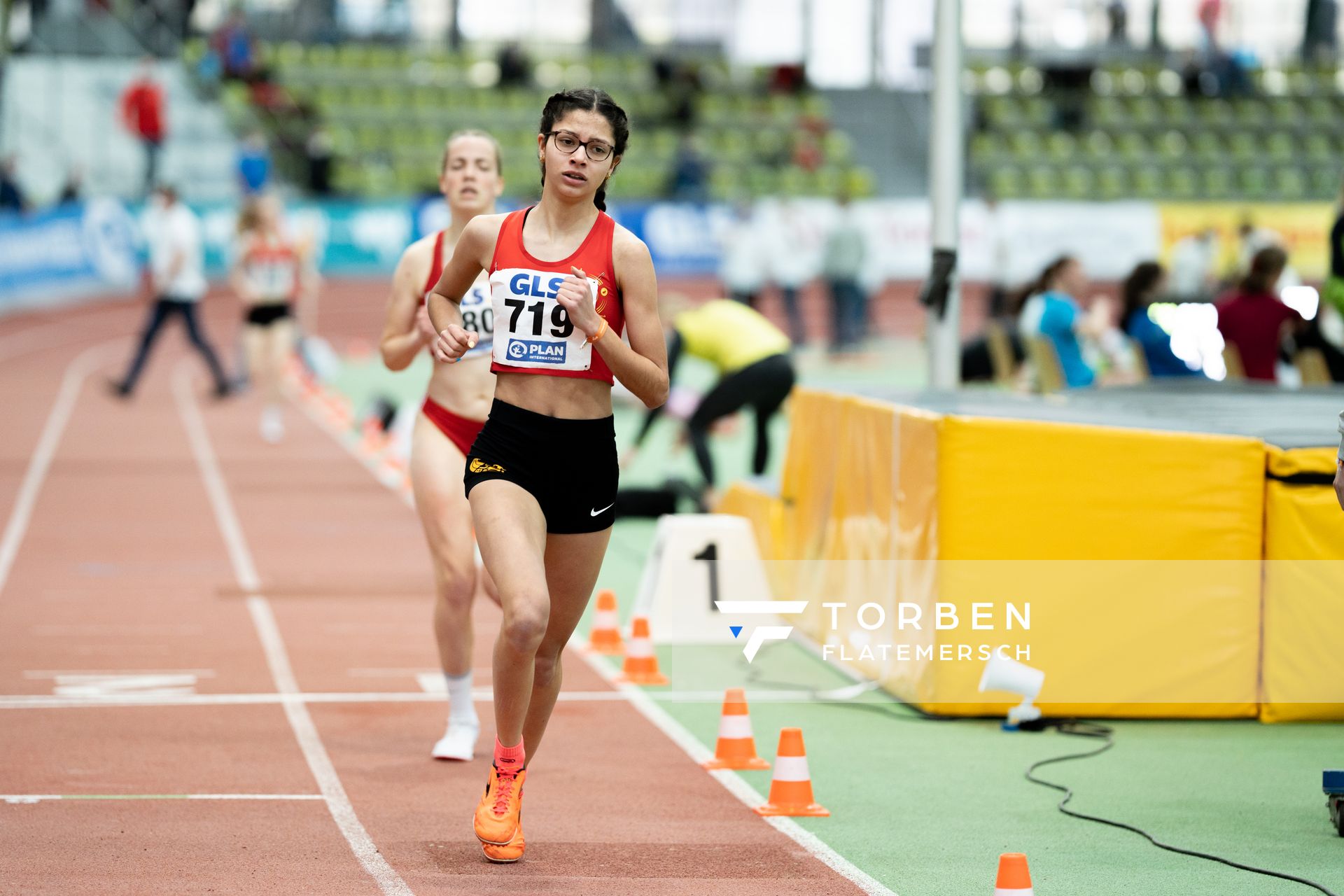 Anna Malena Wolff López (Braunschweiger Laufclub) im 1500m Finale am 20.02.2022 waehrend der Deutschen Jugend-Hallenmeisterschaften U20 im Glaspalast in Sindelfingen