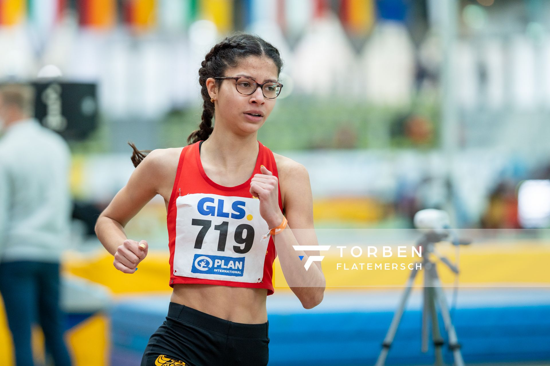 Anna Malena Wolff López (Braunschweiger Laufclub) im 1500m Finale am 20.02.2022 waehrend der Deutschen Jugend-Hallenmeisterschaften U20 im Glaspalast in Sindelfingen