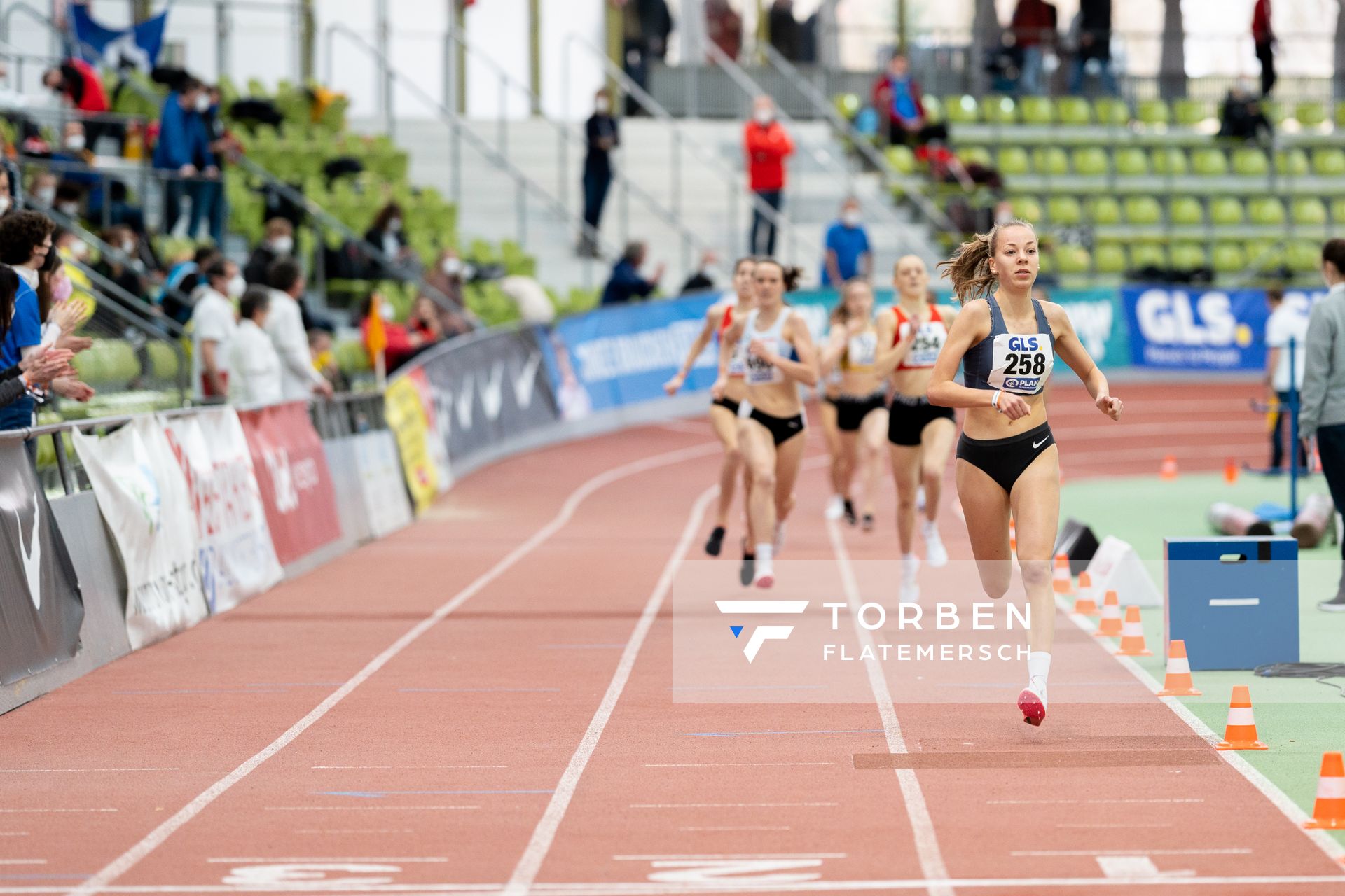 Carolin Hinrichs (VfL Loeningen) auf der Zielgeraden im 1500m Finale am 20.02.2022 waehrend der Deutschen Jugend-Hallenmeisterschaften U20 im Glaspalast in Sindelfingen