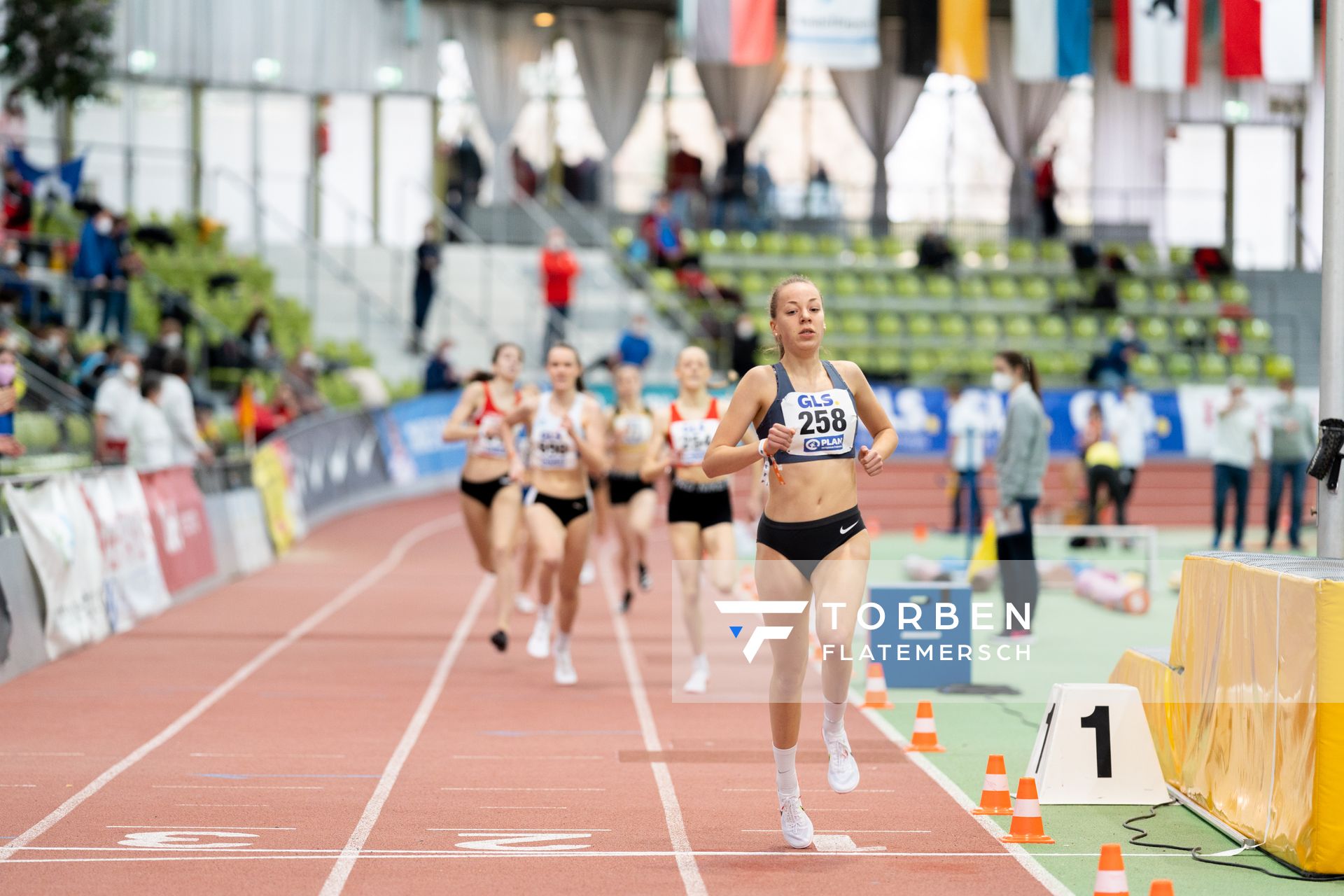 Carolin Hinrichs (VfL Loeningen) auf der Zielgeraden im 1500m Finale am 20.02.2022 waehrend der Deutschen Jugend-Hallenmeisterschaften U20 im Glaspalast in Sindelfingen