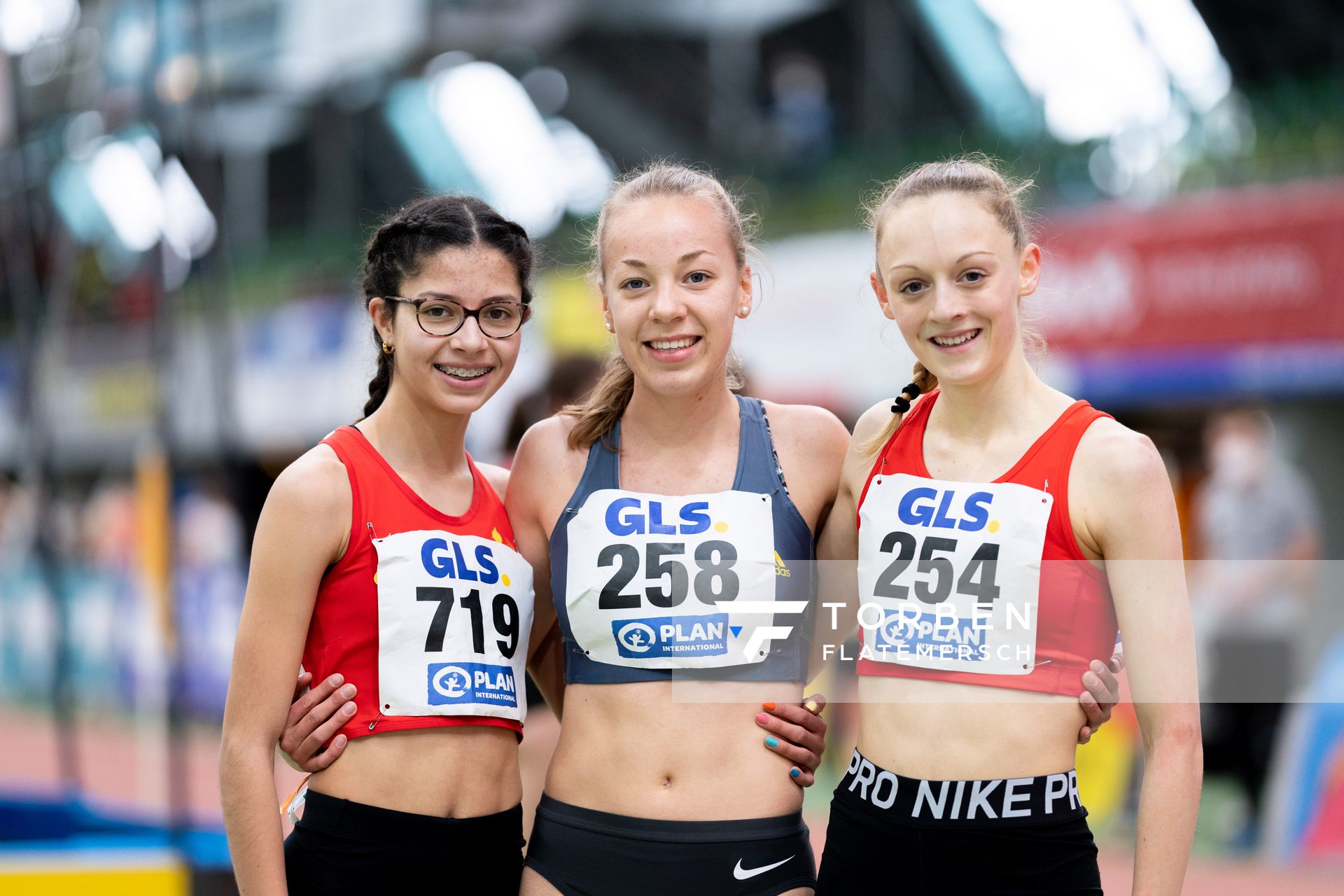 Die drei Athletinnen aus Niedersachsen: Anna Malena Wolff López (Braunschweiger Laufclub), Carolin Hinrichs (VfL Loeningen), Nele Heymann (TuS Haren) am 20.02.2022 waehrend der Deutschen Jugend-Hallenmeisterschaften U20 im Glaspalast in Sindelfingen