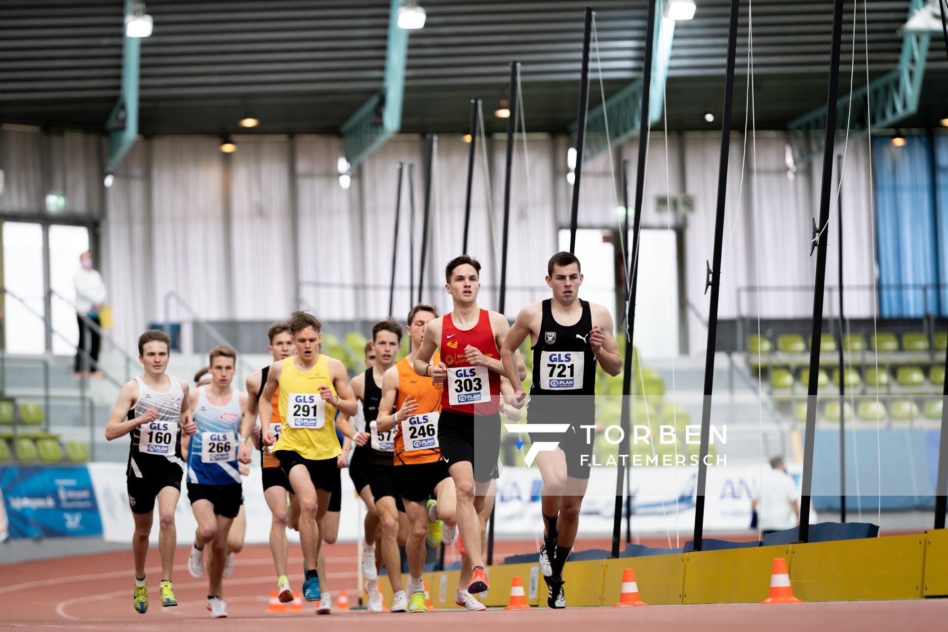 1500m Finale mit Finn Wollschlaeger (MTG Mannheim), Tim Kalies (Braunschweiger Laufclub), Clemens Herfarth (TuS Lichterfelde), Castro Philip Jensen e (LG Wedel-Pinneberg), Tim Hofmann (VfL Sindelfingen), Nick Froelich (KSV Baunatal) am 20.02.2022 waehrend der Deutschen Jugend-Hallenmeisterschaften U20 im Glaspalast in Sindelfingen