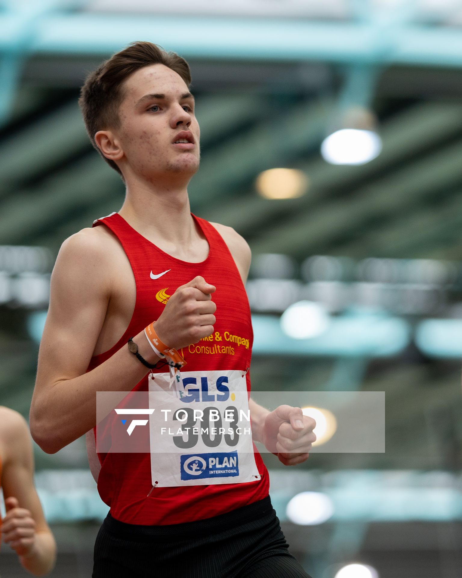 Tim Kalies (Braunschweiger Laufclub) im 1500m Finale am 20.02.2022 waehrend der Deutschen Jugend-Hallenmeisterschaften U20 im Glaspalast in Sindelfingen