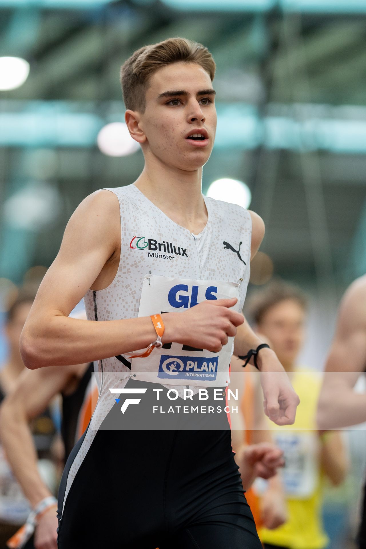 Silas Zahlten (LG Brillux Muenster) im 1500m Finale am 20.02.2022 waehrend der Deutschen Jugend-Hallenmeisterschaften U20 im Glaspalast in Sindelfingen