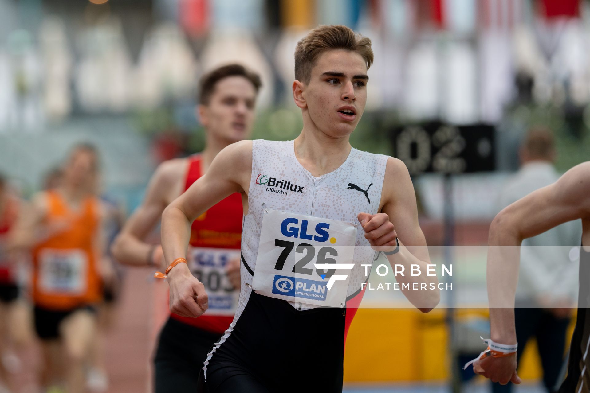 Silas Zahlten (LG Brillux Muenster) im 1500m Finale am 20.02.2022 waehrend der Deutschen Jugend-Hallenmeisterschaften U20 im Glaspalast in Sindelfingen