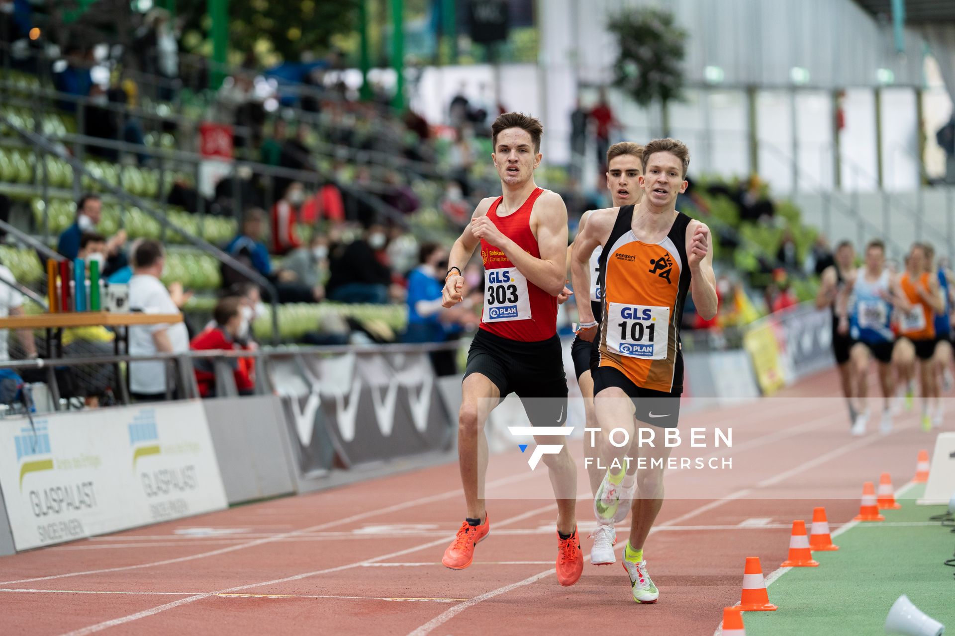 Tim Kalies (Braunschweiger Laufclub), Silas Zahlten (LG Brillux Muenster), Jan Dillemuth (TV Assenheim) gehen in die letzte Runde am 20.02.2022 waehrend der Deutschen Jugend-Hallenmeisterschaften U20 im Glaspalast in Sindelfingen