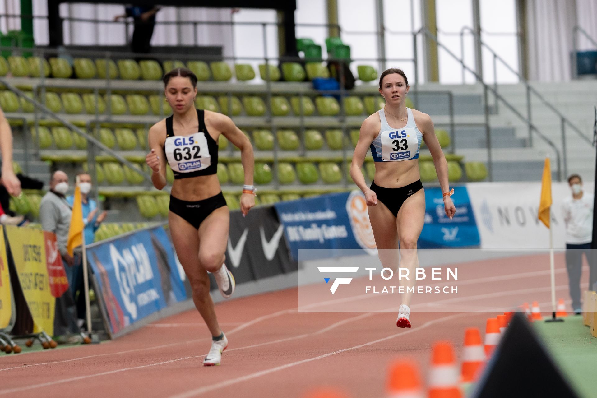 Mariam Soumah (SC DHfK Leipzig e.V.), Helen Baumgarten (SR Yburg Steinbach) am 20.02.2022 waehrend der Deutschen Jugend-Hallenmeisterschaften U20 im Glaspalast in Sindelfingen