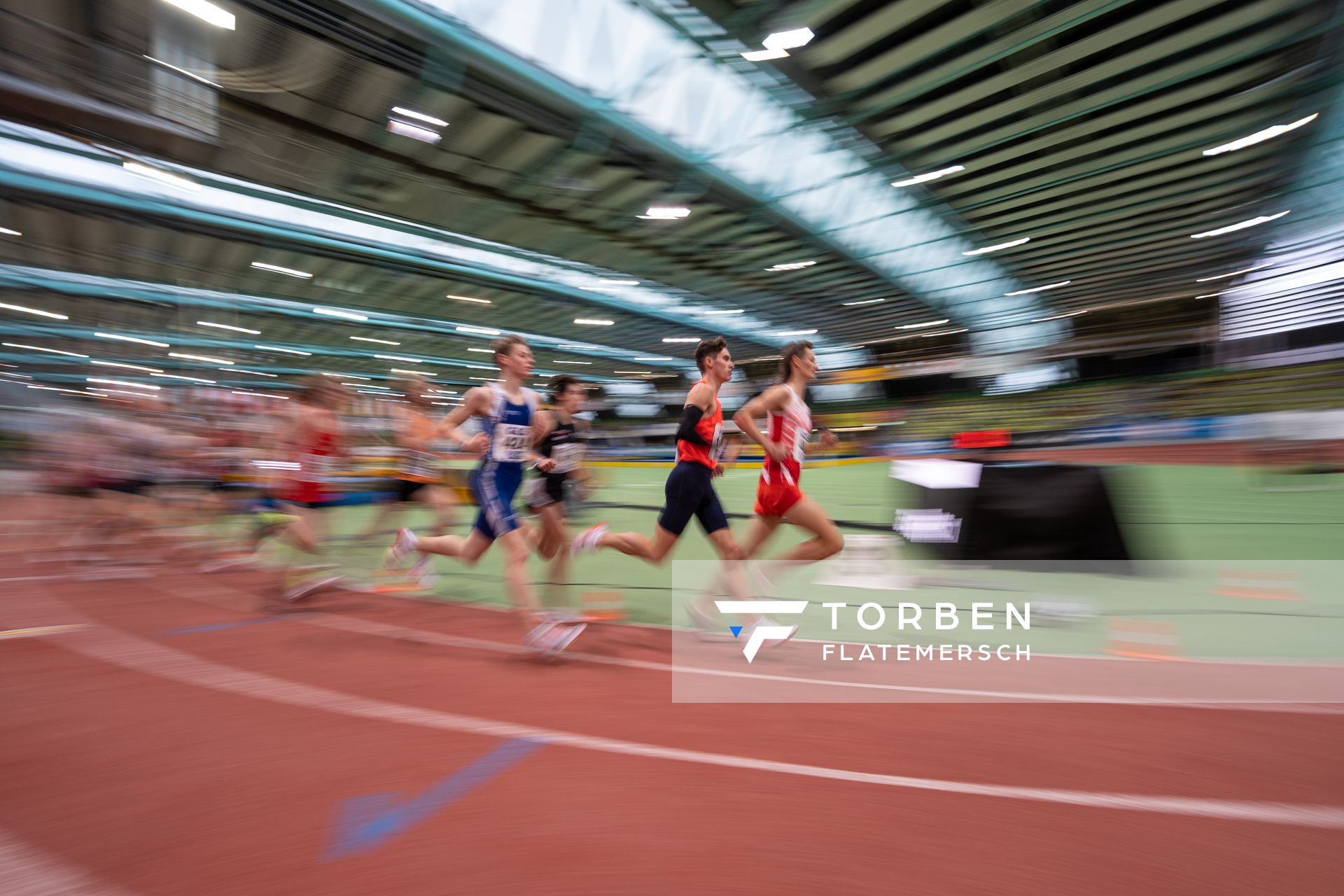 Felix Ebel (Emder Laufgemeinschaft) ueber 3000m am 20.02.2022 waehrend der Deutschen Jugend-Hallenmeisterschaften U20 im Glaspalast in Sindelfingen