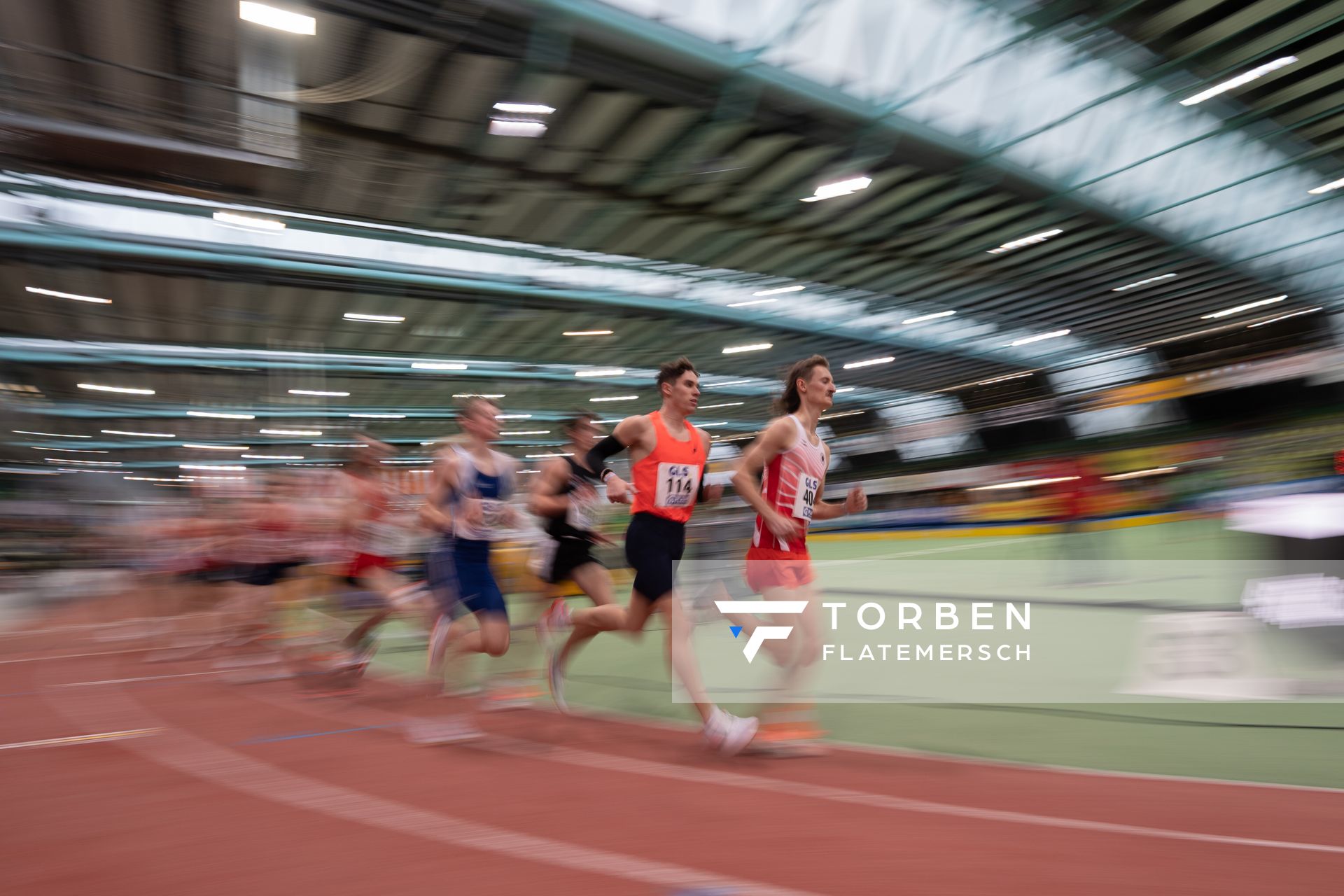 Felix Ebel (Emder Laufgemeinschaft) ueber 3000m am 20.02.2022 waehrend der Deutschen Jugend-Hallenmeisterschaften U20 im Glaspalast in Sindelfingen