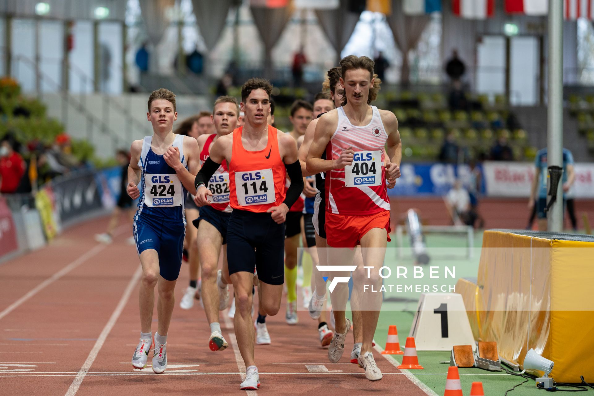 Felix Ebel (Emder Laufgemeinschaft) ueber 3000m am 20.02.2022 waehrend der Deutschen Jugend-Hallenmeisterschaften U20 im Glaspalast in Sindelfingen