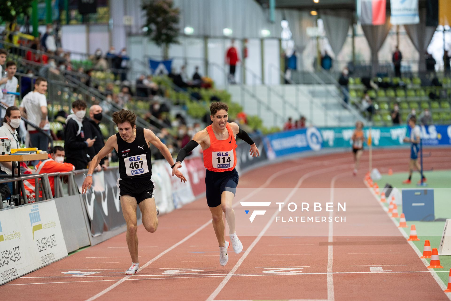 Robin Mueller (LC Top Team Thueringen) und Felix Ebel (Emder Laufgemeinschaft) kaempfen um den deutschen Meistertitel am 20.02.2022 waehrend der Deutschen Jugend-Hallenmeisterschaften U20 im Glaspalast in Sindelfingen