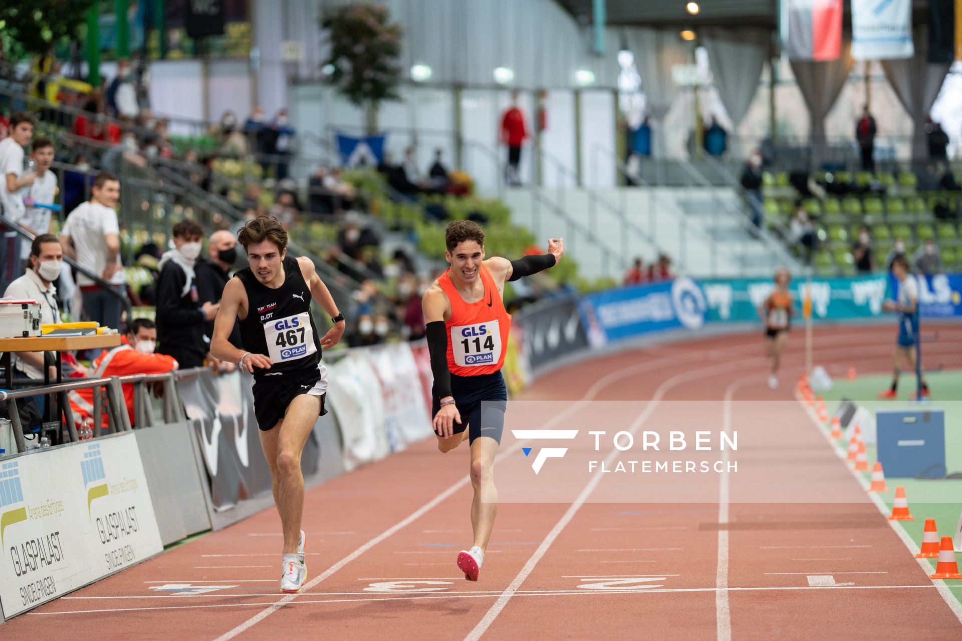 Robin Mueller (LC Top Team Thueringen) und Felix Ebel (Emder Laufgemeinschaft) kaempfen um den deutschen Meistertitel am 20.02.2022 waehrend der Deutschen Jugend-Hallenmeisterschaften U20 im Glaspalast in Sindelfingen