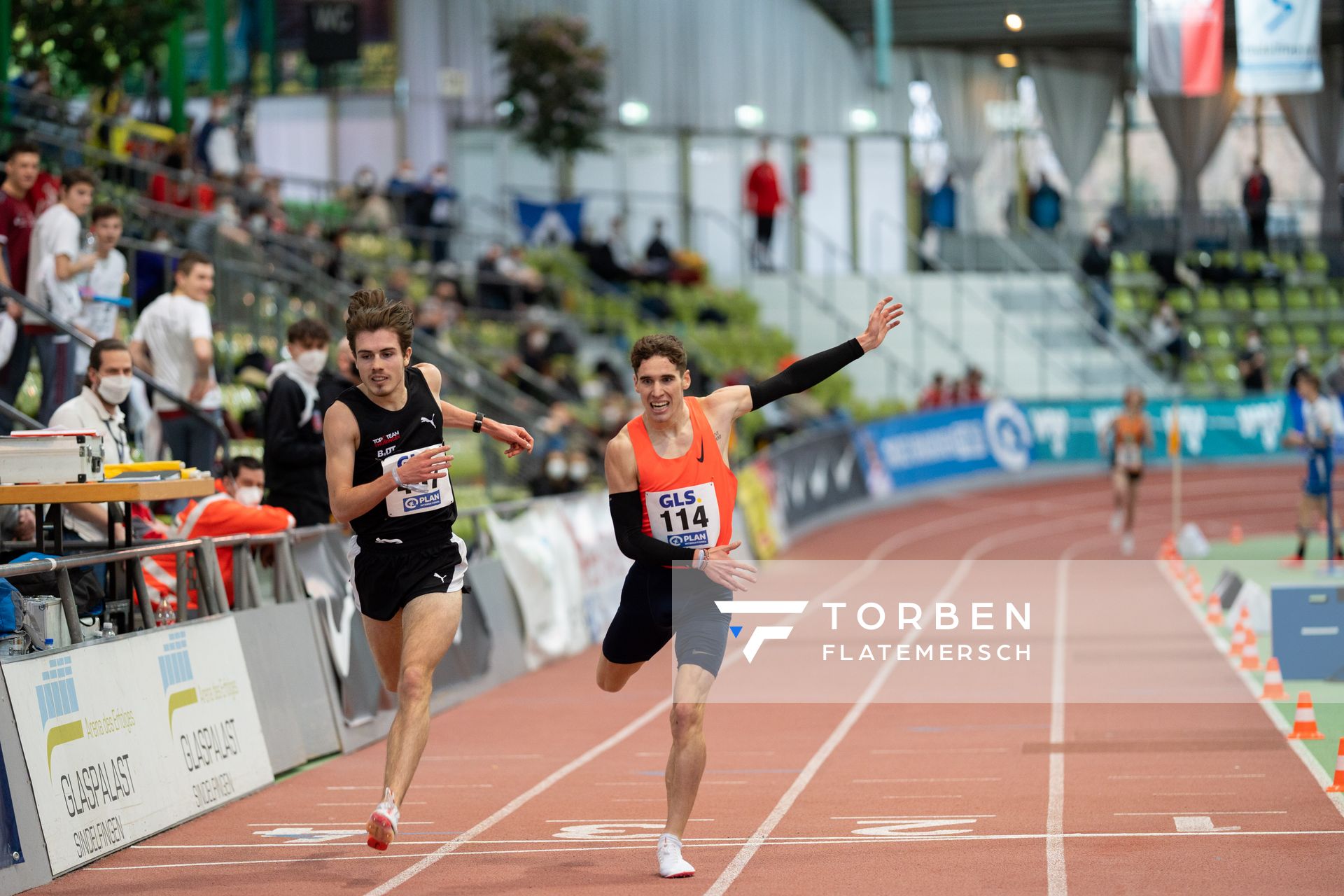 Robin Mueller (LC Top Team Thueringen) und Felix Ebel (Emder Laufgemeinschaft) kaempfen um den deutschen Meistertitel am 20.02.2022 waehrend der Deutschen Jugend-Hallenmeisterschaften U20 im Glaspalast in Sindelfingen