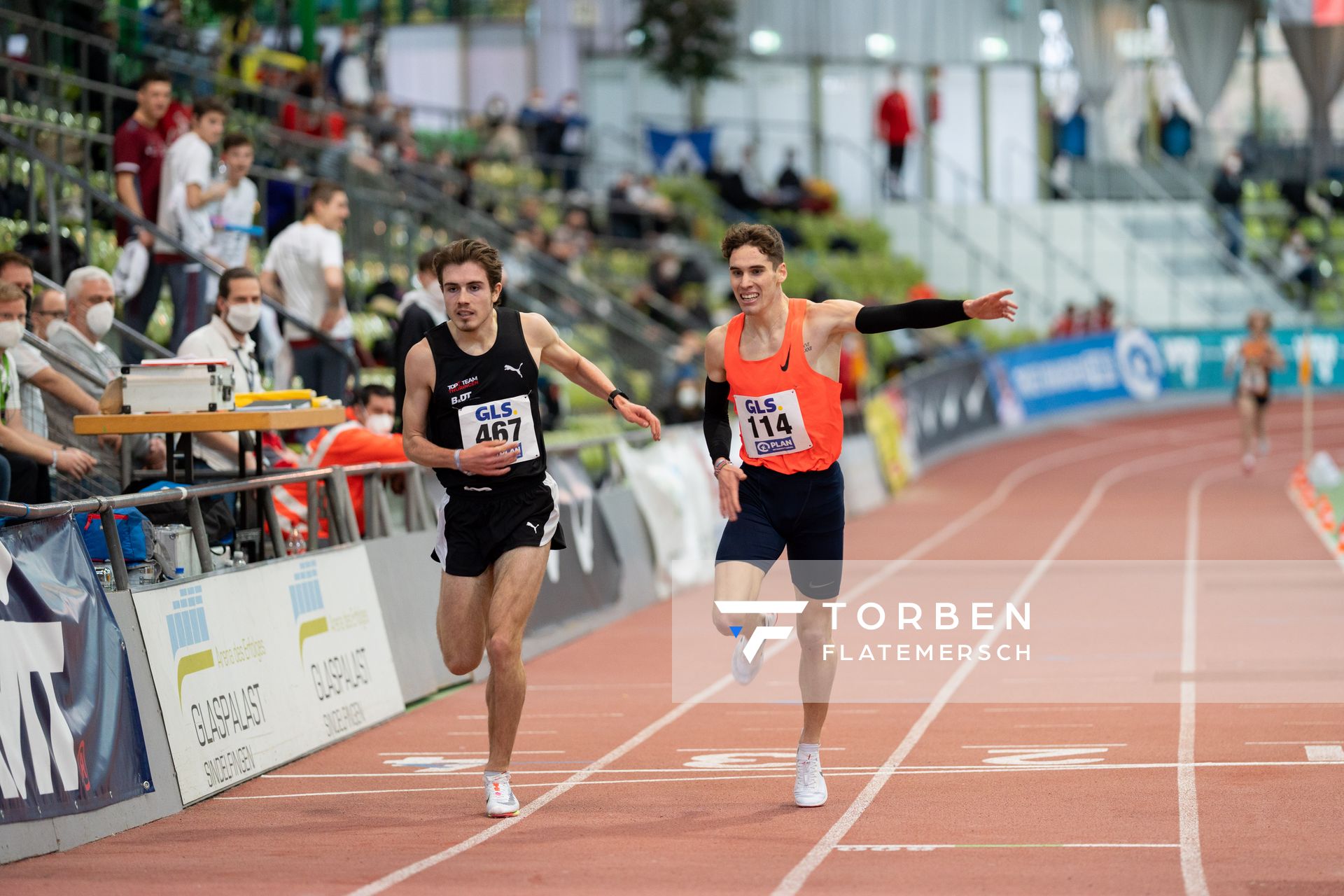 Robin Mueller (LC Top Team Thueringen) und Felix Ebel (Emder Laufgemeinschaft) kaempfen um den deutschen Meistertitel am 20.02.2022 waehrend der Deutschen Jugend-Hallenmeisterschaften U20 im Glaspalast in Sindelfingen