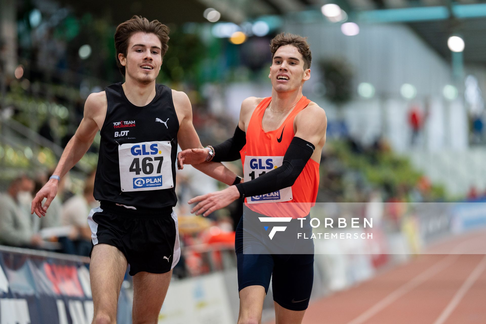 Robin Mueller (LC Top Team Thueringen) und Felix Ebel (Emder Laufgemeinschaft) im Ziel am 20.02.2022 waehrend der Deutschen Jugend-Hallenmeisterschaften U20 im Glaspalast in Sindelfingen