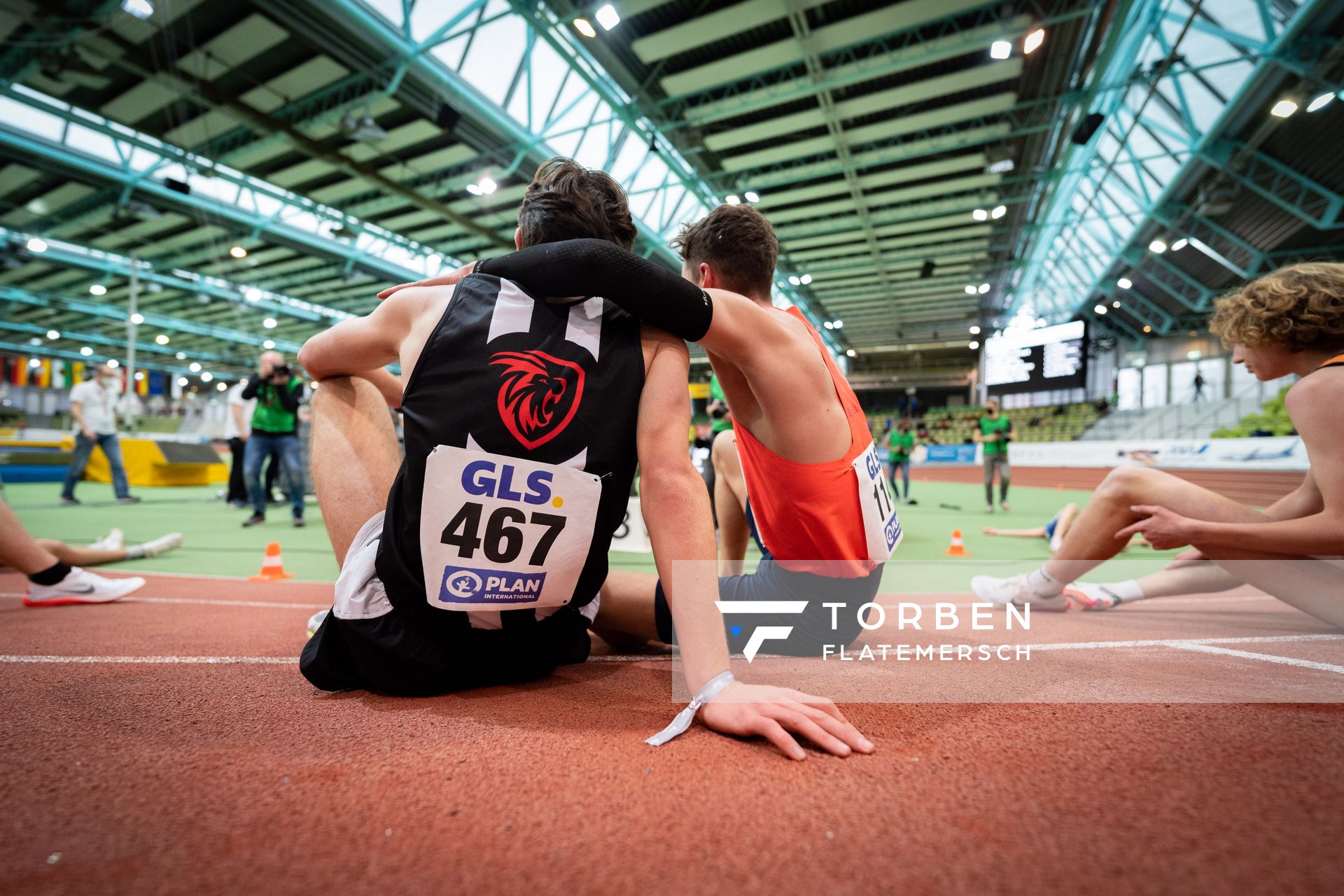 Felix Ebel (Emder Laufgemeinschaft) und Robin Mueller (LC Top Team Thueringen) nach dem 3000m Finale am 20.02.2022 waehrend der Deutschen Jugend-Hallenmeisterschaften U20 im Glaspalast in Sindelfingen