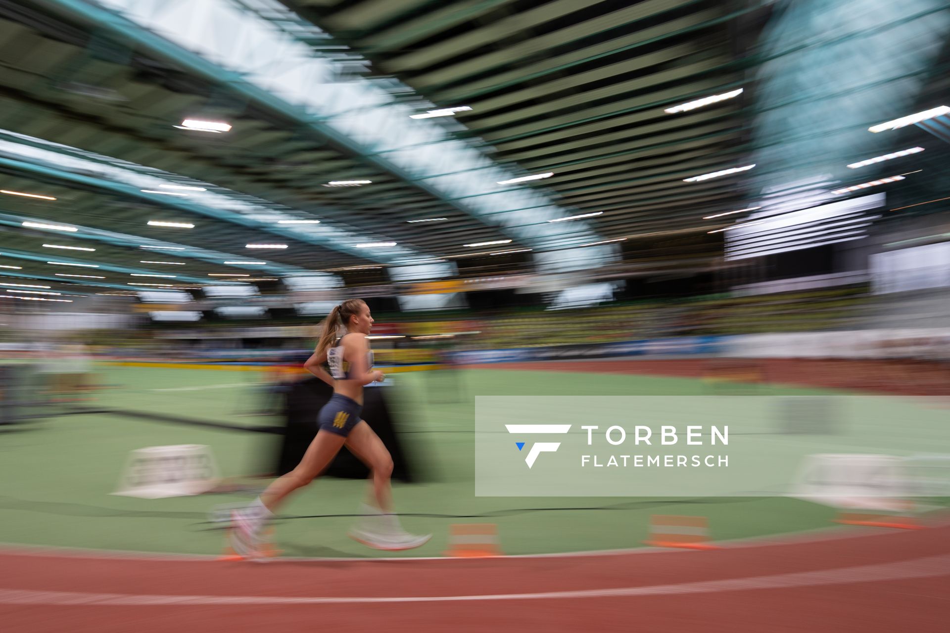 Sophie Hinrichs (VfL Loeningen) ueber 3000m am 20.02.2022 waehrend der Deutschen Jugend-Hallenmeisterschaften U20 im Glaspalast in Sindelfingen