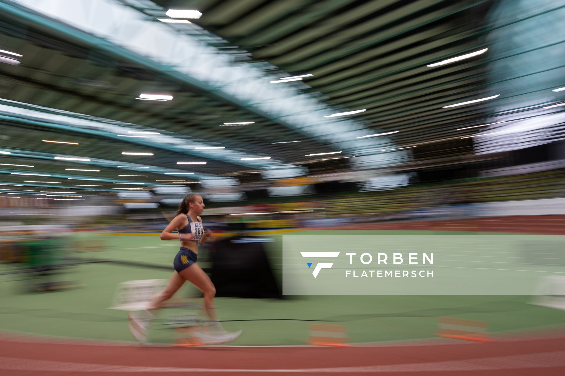 Sophie Hinrichs (VfL Loeningen) ueber 3000m am 20.02.2022 waehrend der Deutschen Jugend-Hallenmeisterschaften U20 im Glaspalast in Sindelfingen