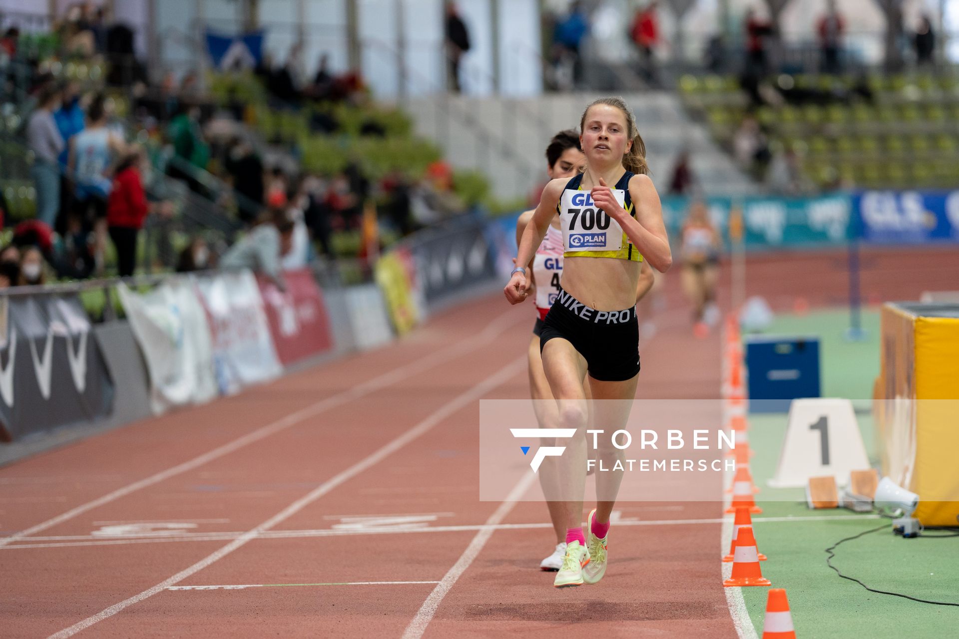 Kira Weis (KSG Gerlingen) ueber 3000m am 20.02.2022 waehrend der Deutschen Jugend-Hallenmeisterschaften U20 im Glaspalast in Sindelfingen