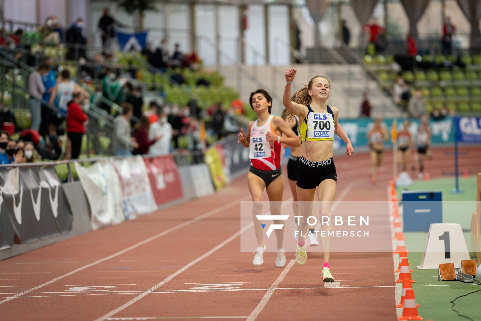 Kira Weis (KSG Gerlingen) ueber 3000m am 20.02.2022 waehrend der Deutschen Jugend-Hallenmeisterschaften U20 im Glaspalast in Sindelfingen