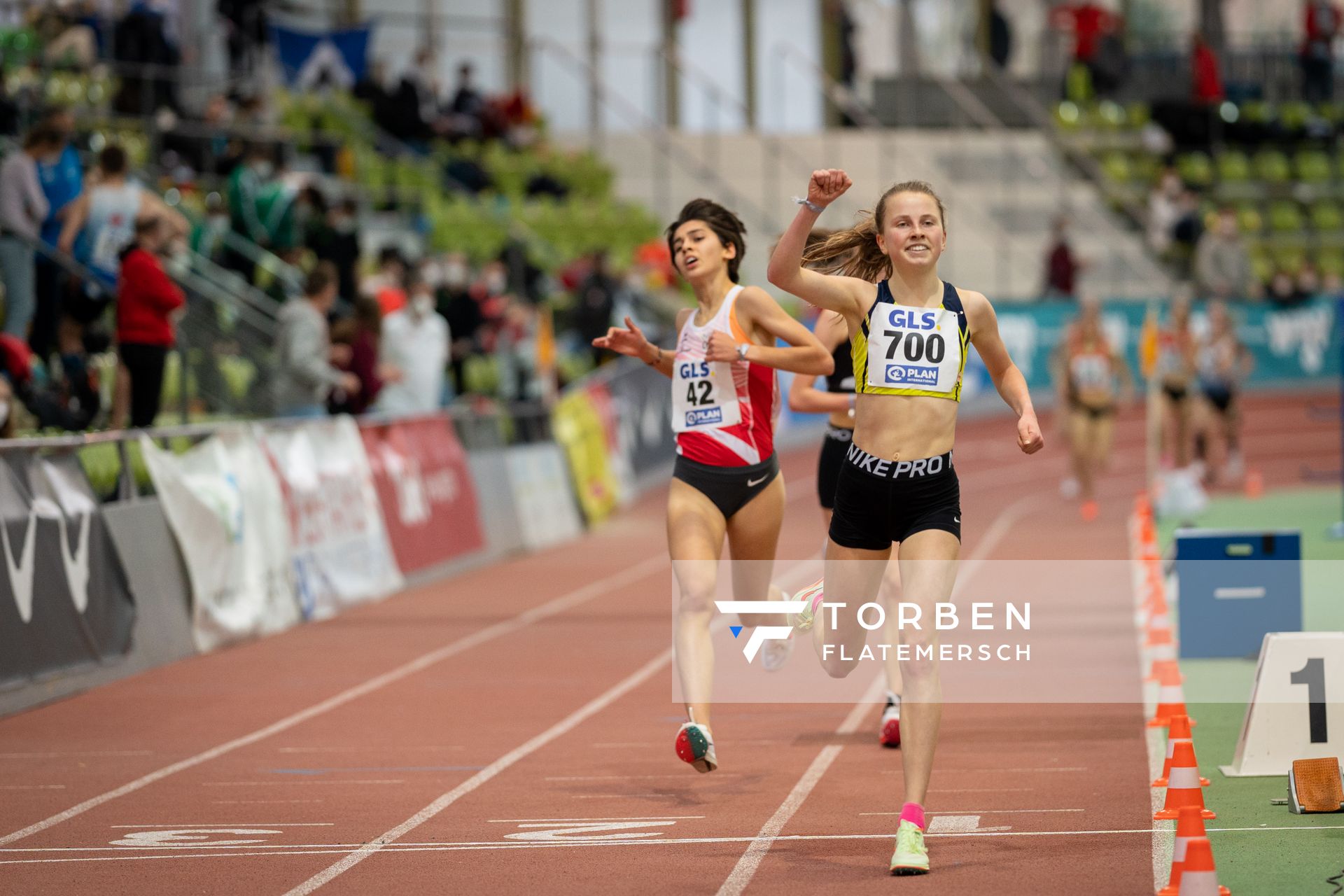 Kira Weis (KSG Gerlingen) ueber 3000m am 20.02.2022 waehrend der Deutschen Jugend-Hallenmeisterschaften U20 im Glaspalast in Sindelfingen