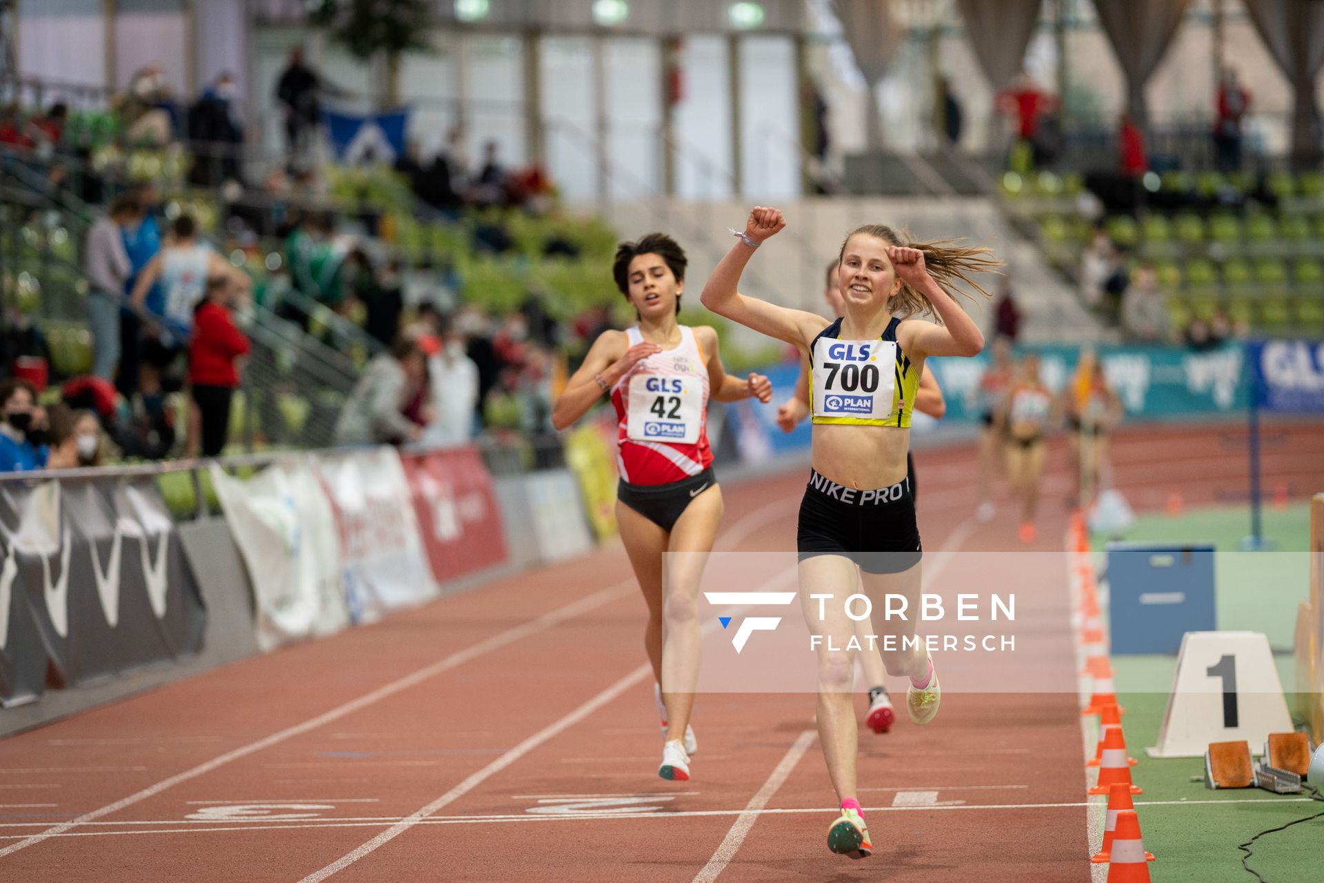 Kira Weis (KSG Gerlingen) ueber 3000m am 20.02.2022 waehrend der Deutschen Jugend-Hallenmeisterschaften U20 im Glaspalast in Sindelfingen