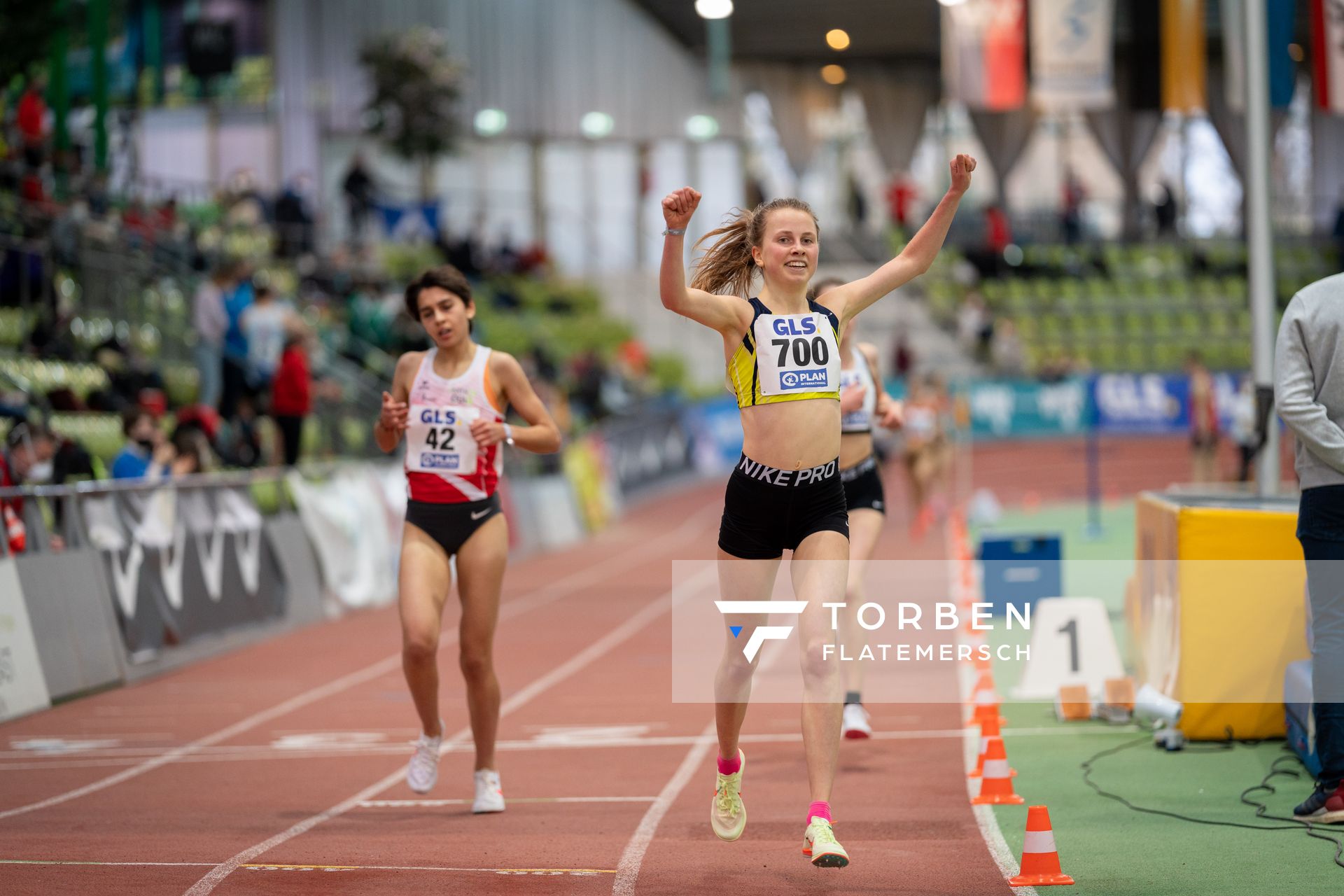 Kira Weis (KSG Gerlingen) ueber 3000m am 20.02.2022 waehrend der Deutschen Jugend-Hallenmeisterschaften U20 im Glaspalast in Sindelfingen