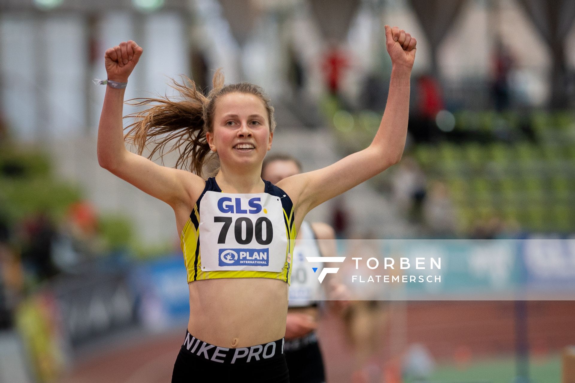 Kira Weis (KSG Gerlingen) ueber 3000m am 20.02.2022 waehrend der Deutschen Jugend-Hallenmeisterschaften U20 im Glaspalast in Sindelfingen