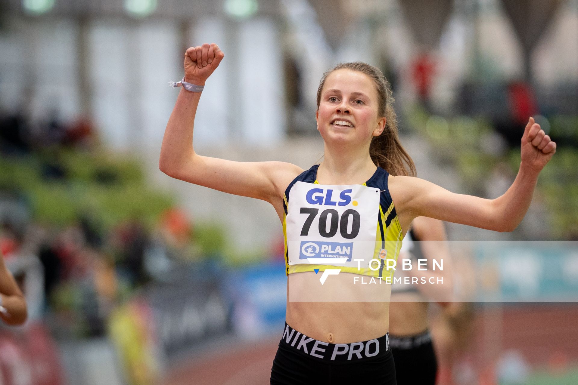 Kira Weis (KSG Gerlingen) ueber 3000m am 20.02.2022 waehrend der Deutschen Jugend-Hallenmeisterschaften U20 im Glaspalast in Sindelfingen