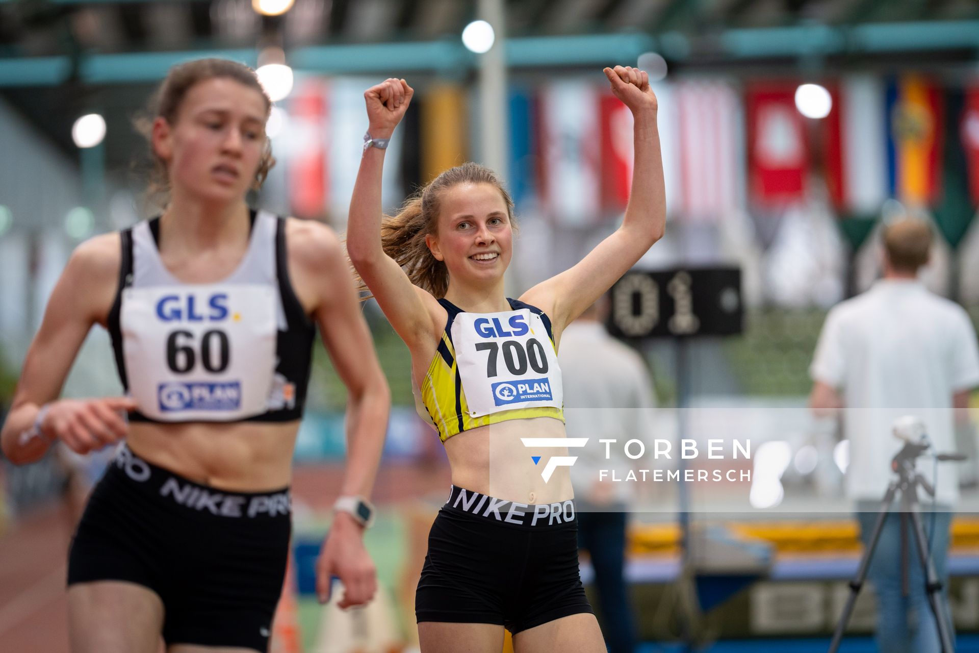 Kira Weis (KSG Gerlingen) ueber 3000m am 20.02.2022 waehrend der Deutschen Jugend-Hallenmeisterschaften U20 im Glaspalast in Sindelfingen