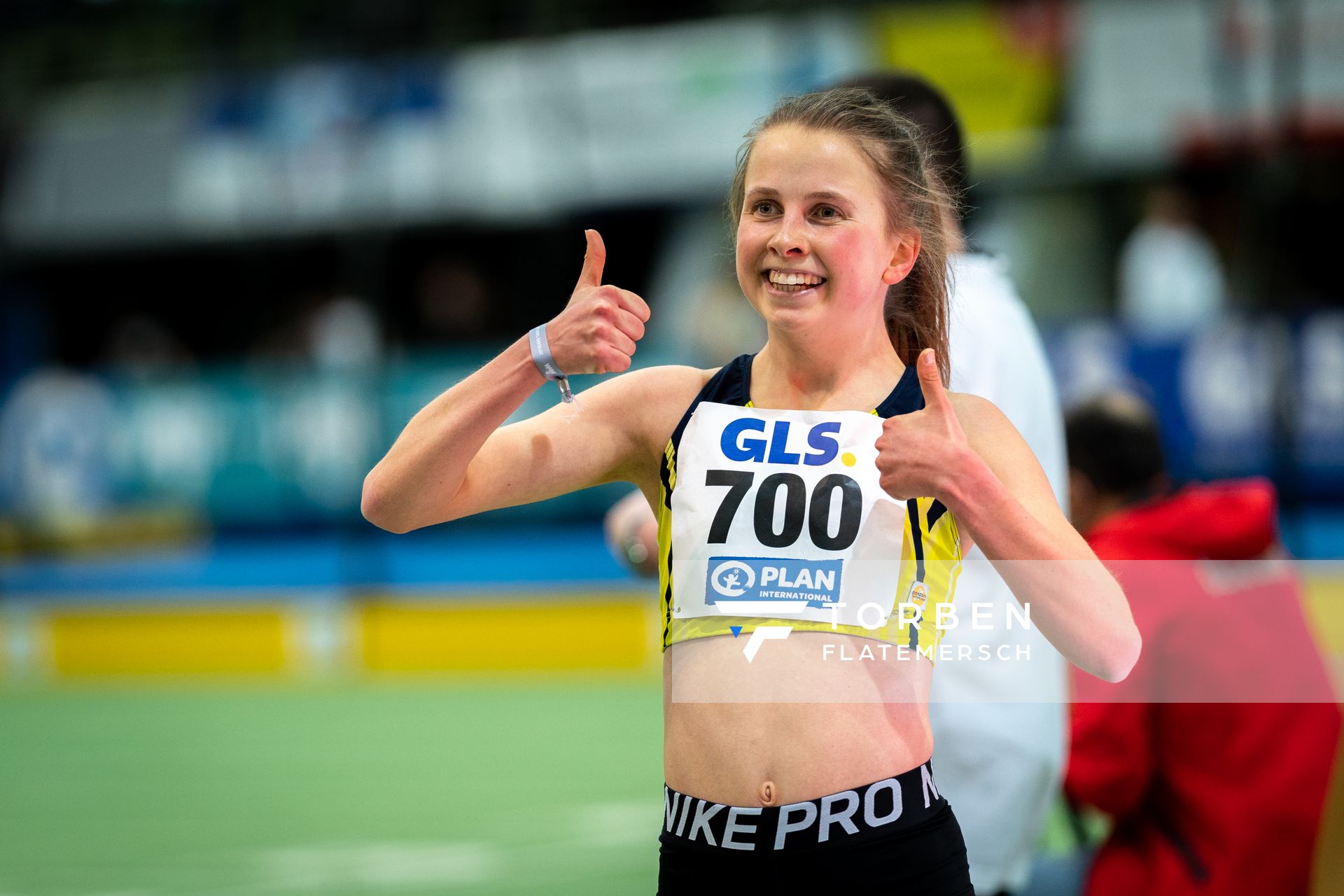 Kira Weis (KSG Gerlingen) ueber 3000m am 20.02.2022 waehrend der Deutschen Jugend-Hallenmeisterschaften U20 im Glaspalast in Sindelfingen