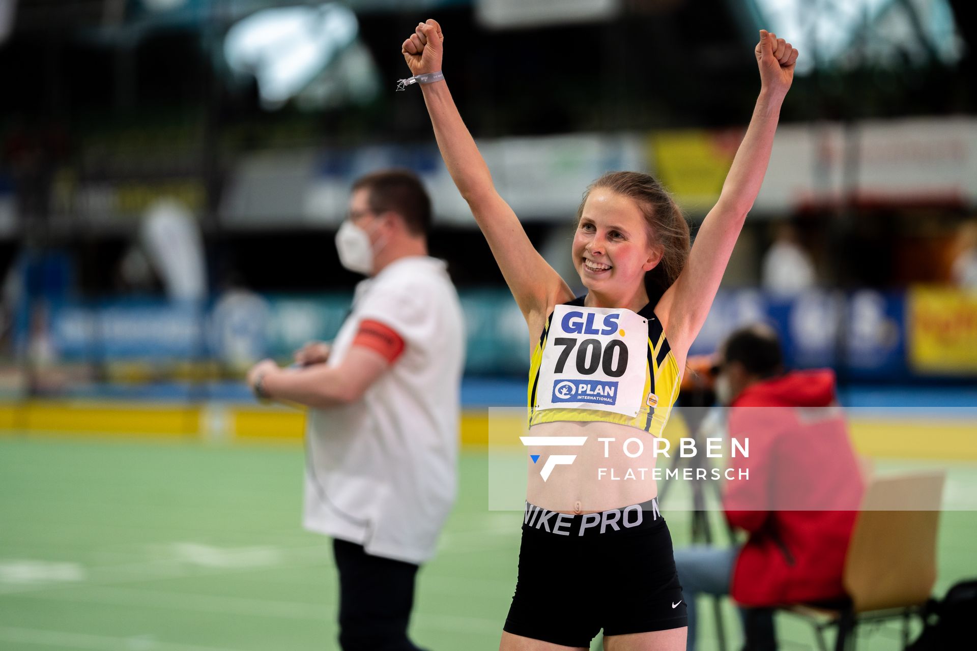 Kira Weis (KSG Gerlingen) ueber 3000m am 20.02.2022 waehrend der Deutschen Jugend-Hallenmeisterschaften U20 im Glaspalast in Sindelfingen