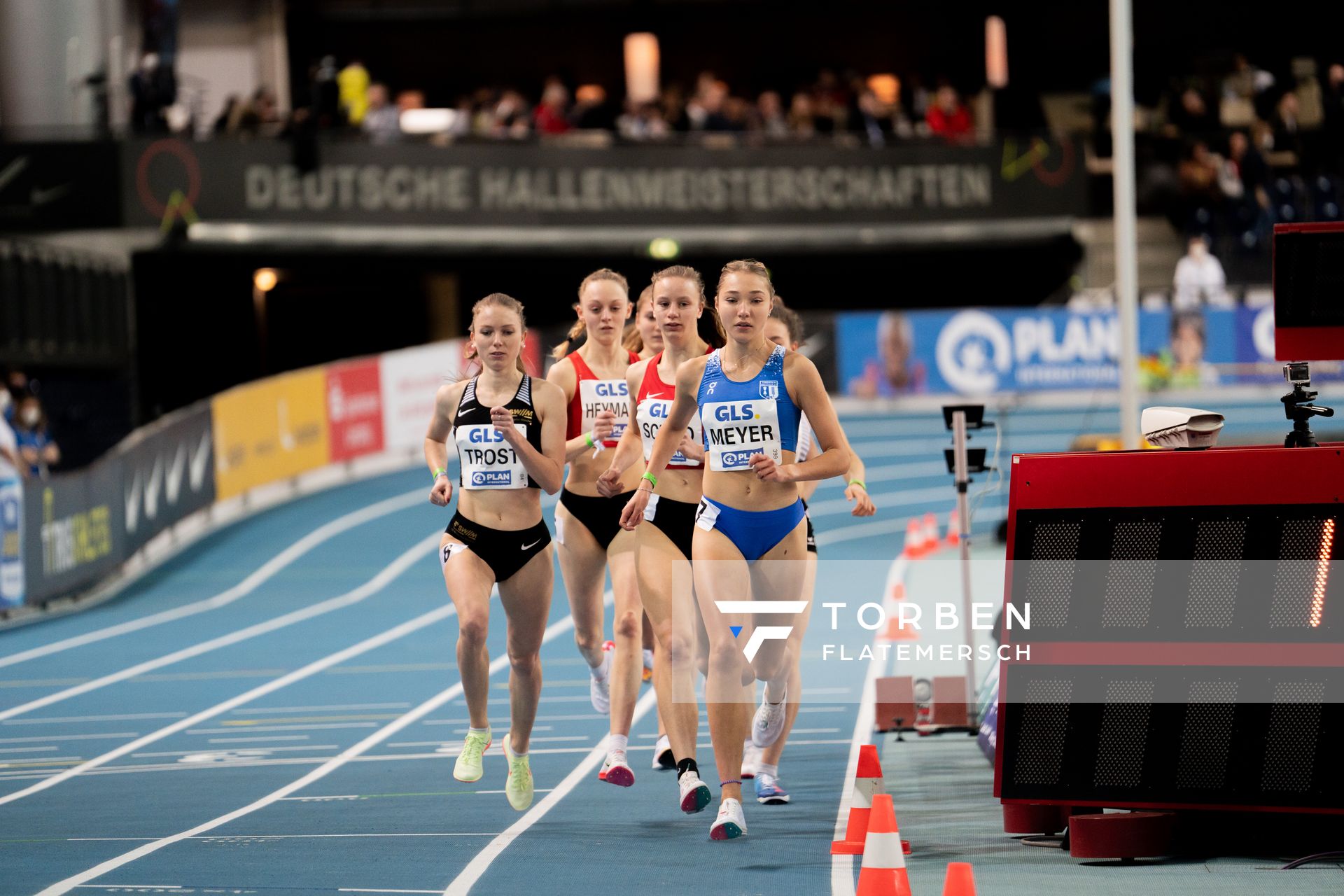 Katharina Trost (LG Stadtwerke Muenchen), Nele Heymann (TuS Haren), Berit Scheid (TSV Bayer 04 Leverkusen), Fabiane Meyer (TV Westfalia Epe) am 26.02.2022 waehrend der Deutschen Leichtathletik-Hallenmeisterschaften (Tag 1) in der Quarterback Immobilien Arena in Leipzig