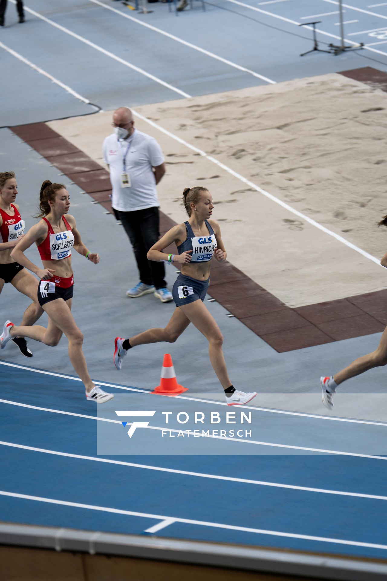 Carolin Hinrichs (VfL Loeningen) vor Jana Schluesche (VfL Eintracht Hannover) am 26.02.2022 waehrend der Deutschen Leichtathletik-Hallenmeisterschaften (Tag 1) in der Quarterback Immobilien Arena in Leipzig