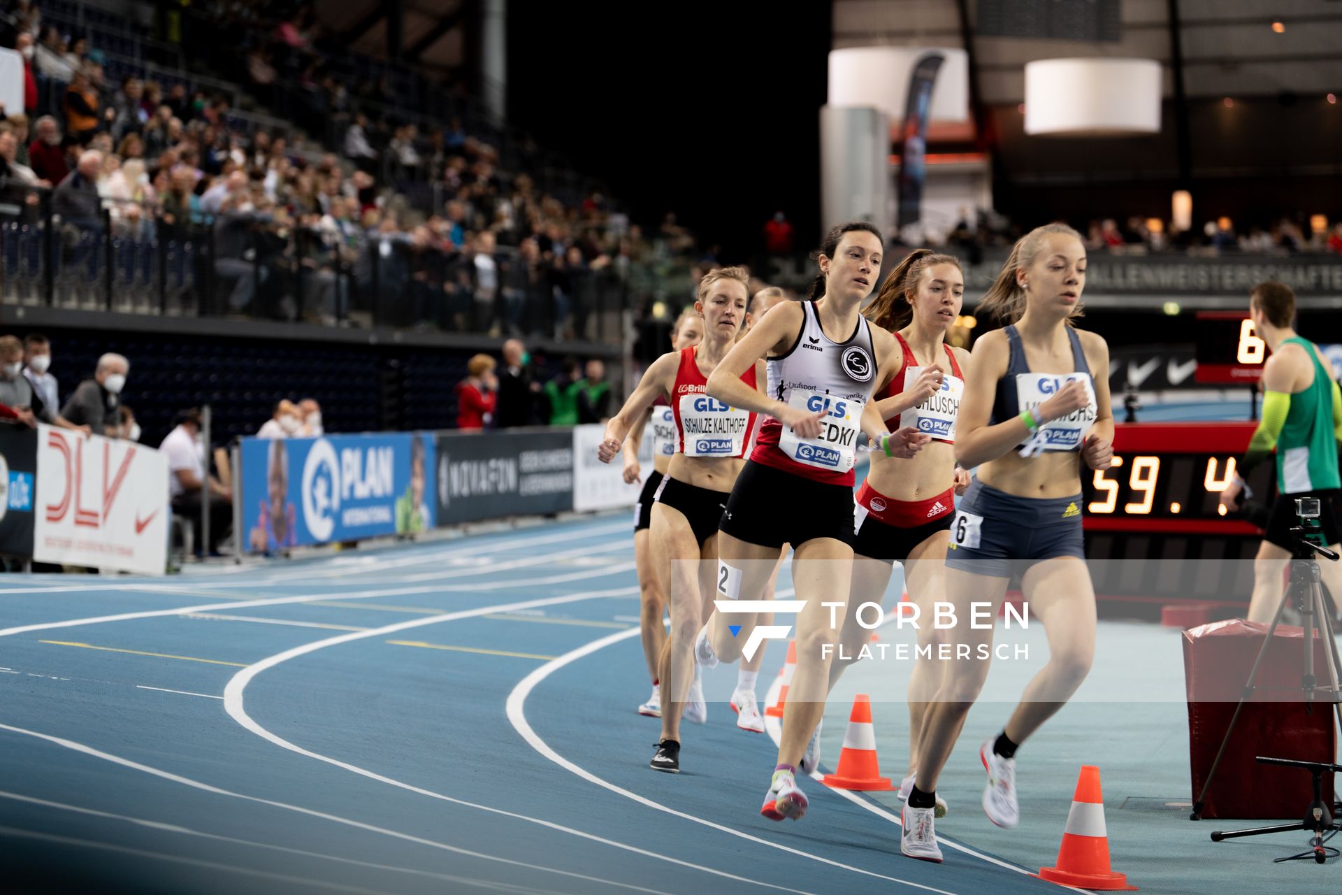 Carolin Hinrichs (VfL Loeningen) vor Jana Schluesche (VfL Eintracht Hannover), Lara Predki (Lueneburger SV) am 26.02.2022 waehrend der Deutschen Leichtathletik-Hallenmeisterschaften (Tag 1) in der Quarterback Immobilien Arena in Leipzig