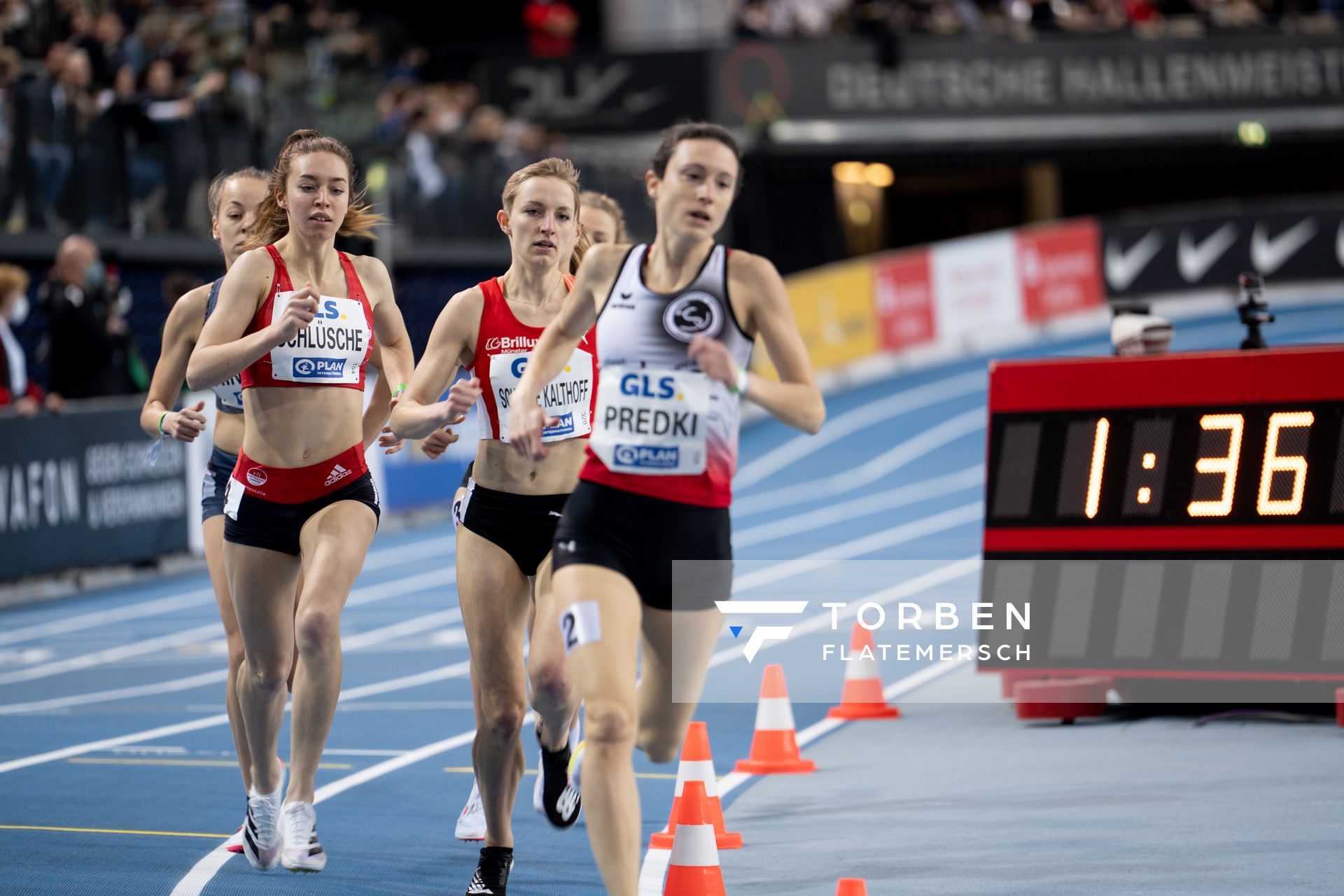 Jana Schluesche (VfL Eintracht Hannover) neben Kerstin Schulze Kalthoff (LG Brillux Muenster) am 26.02.2022 waehrend der Deutschen Leichtathletik-Hallenmeisterschaften (Tag 1) in der Quarterback Immobilien Arena in Leipzig