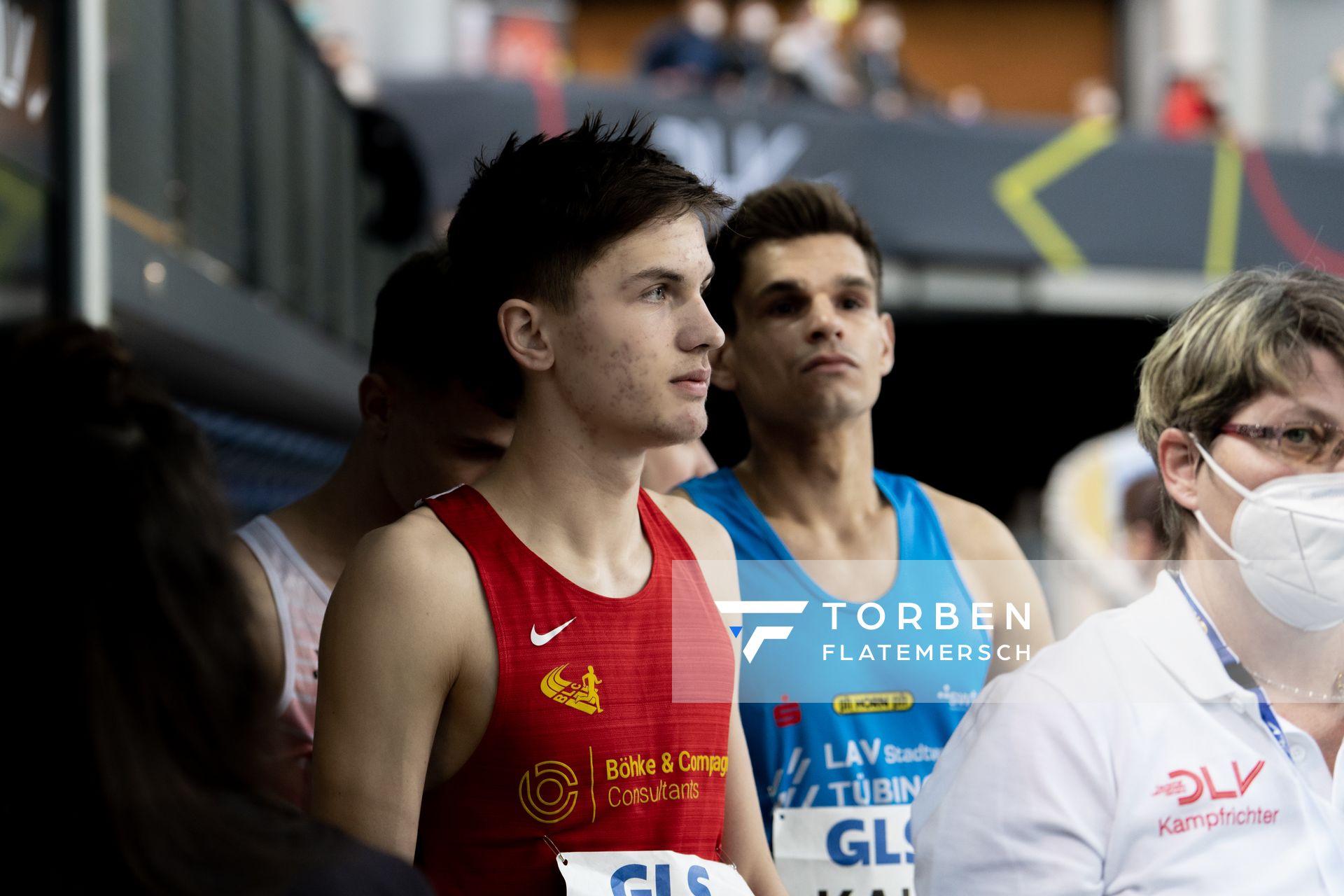 Tim Kalies (Braunschweiger Laufclub) vor dem 1500m Start am 26.02.2022 waehrend der Deutschen Leichtathletik-Hallenmeisterschaften (Tag 1) in der Quarterback Immobilien Arena in Leipzig