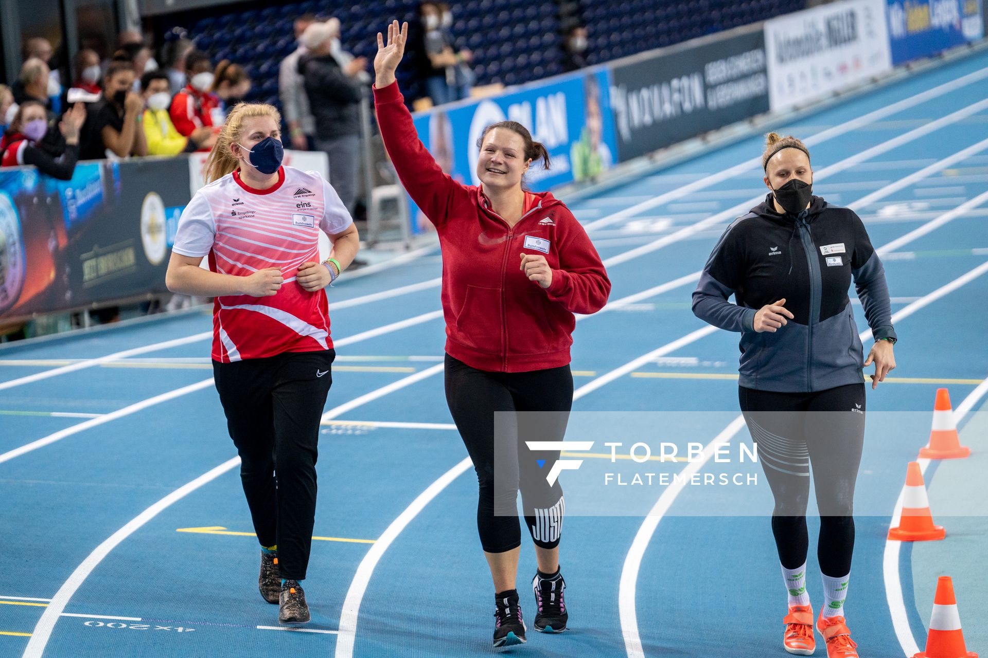 Christina Schwanitz (LV 90 Erzgebirge) letzte Ehrenrunde am 26.02.2022 waehrend der Deutschen Leichtathletik-Hallenmeisterschaften (Tag 1) in der Quarterback Immobilien Arena in Leipzig