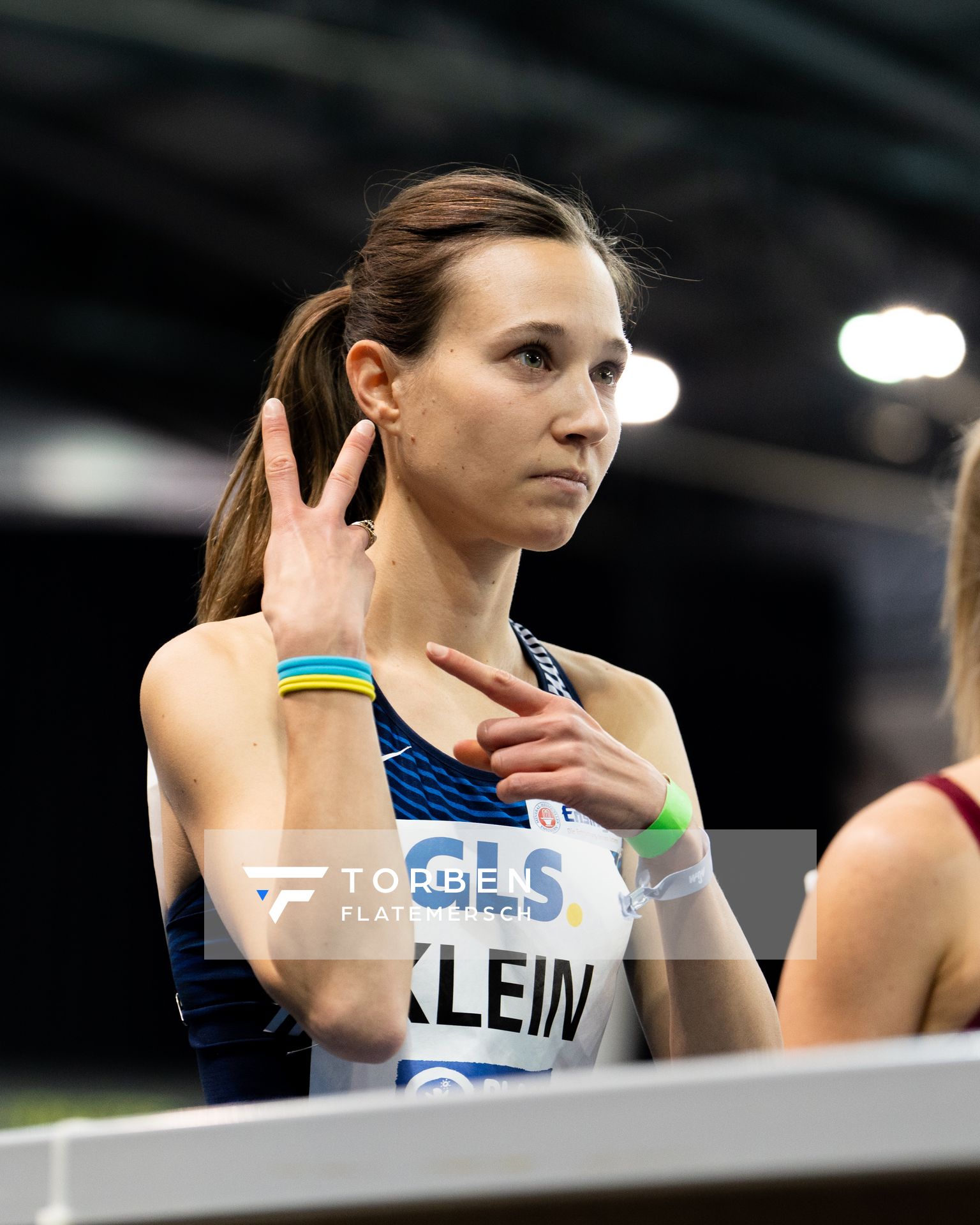 Hanna Klein (LAV Stadtwerke Tuebingen) zeigt auf das Ukrainearmband am 26.02.2022 waehrend der Deutschen Leichtathletik-Hallenmeisterschaften (Tag 1) in der Quarterback Immobilien Arena in Leipzig