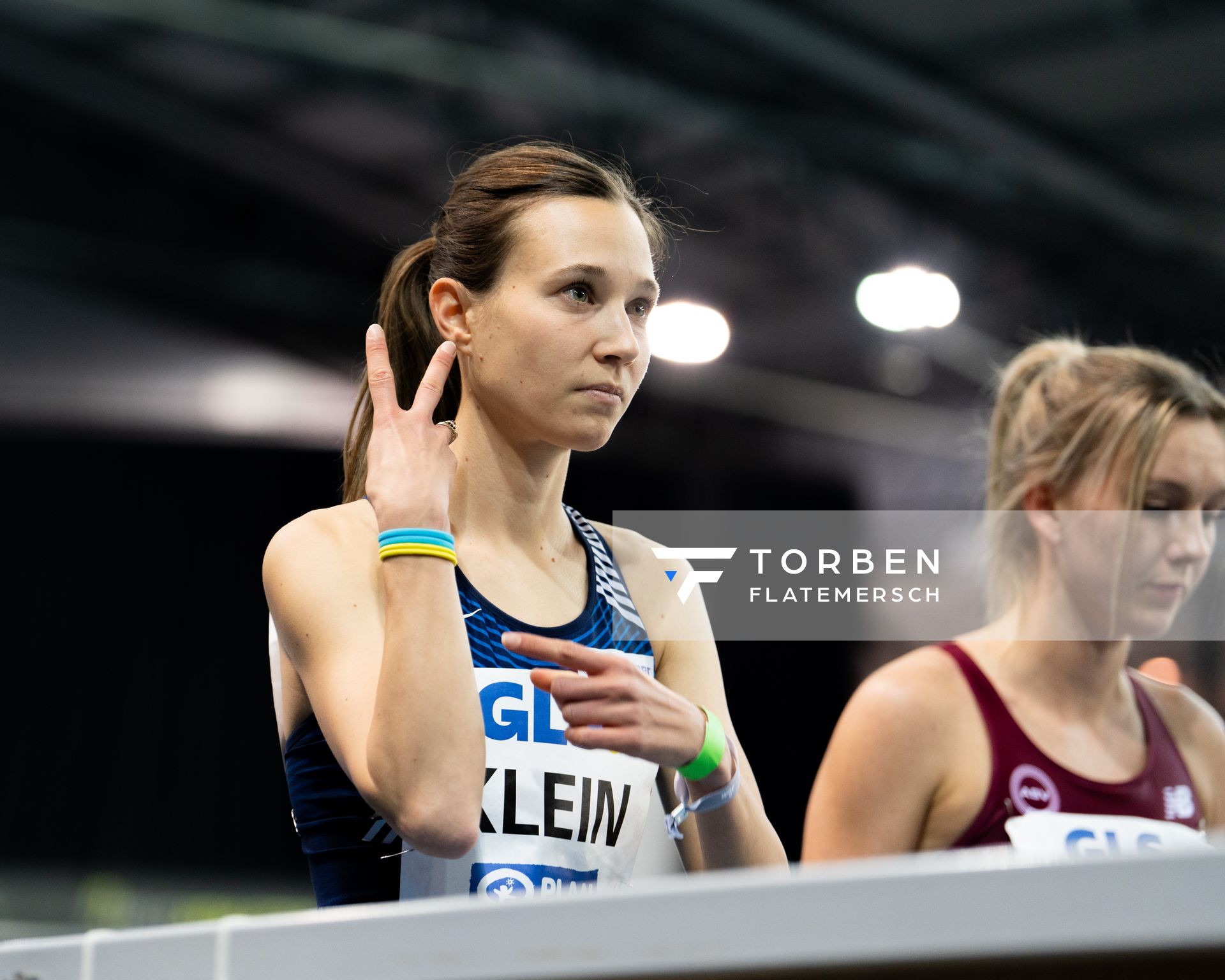 Hanna Klein (LAV Stadtwerke Tuebingen) zeigt auf das Ukrainearmband am 26.02.2022 waehrend der Deutschen Leichtathletik-Hallenmeisterschaften (Tag 1) in der Quarterback Immobilien Arena in Leipzig