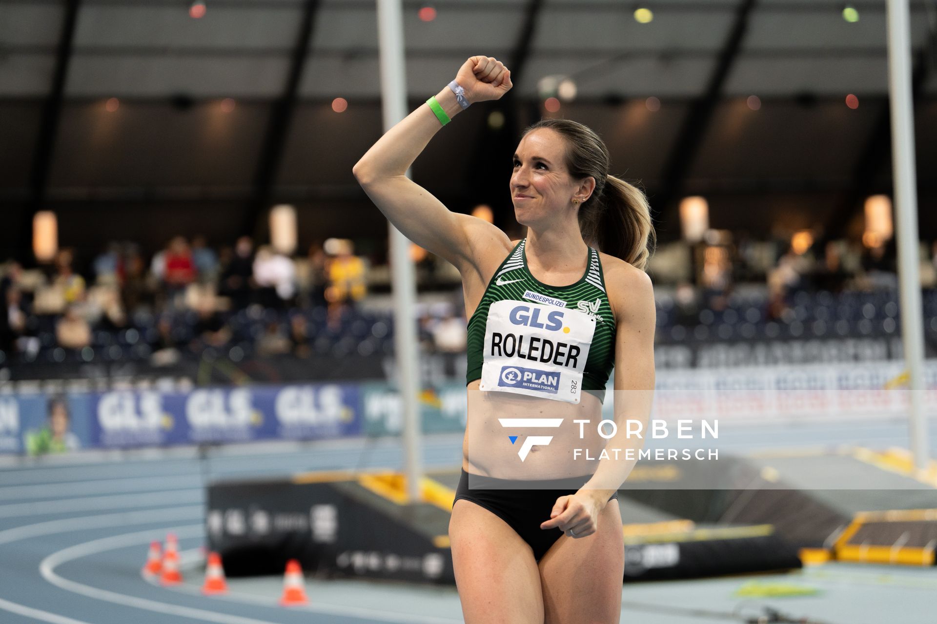 Jubelnde Cindy Roleder (SV Halle) am 26.02.2022 waehrend der Deutschen Leichtathletik-Hallenmeisterschaften (Tag 1) in der Quarterback Immobilien Arena in Leipzig